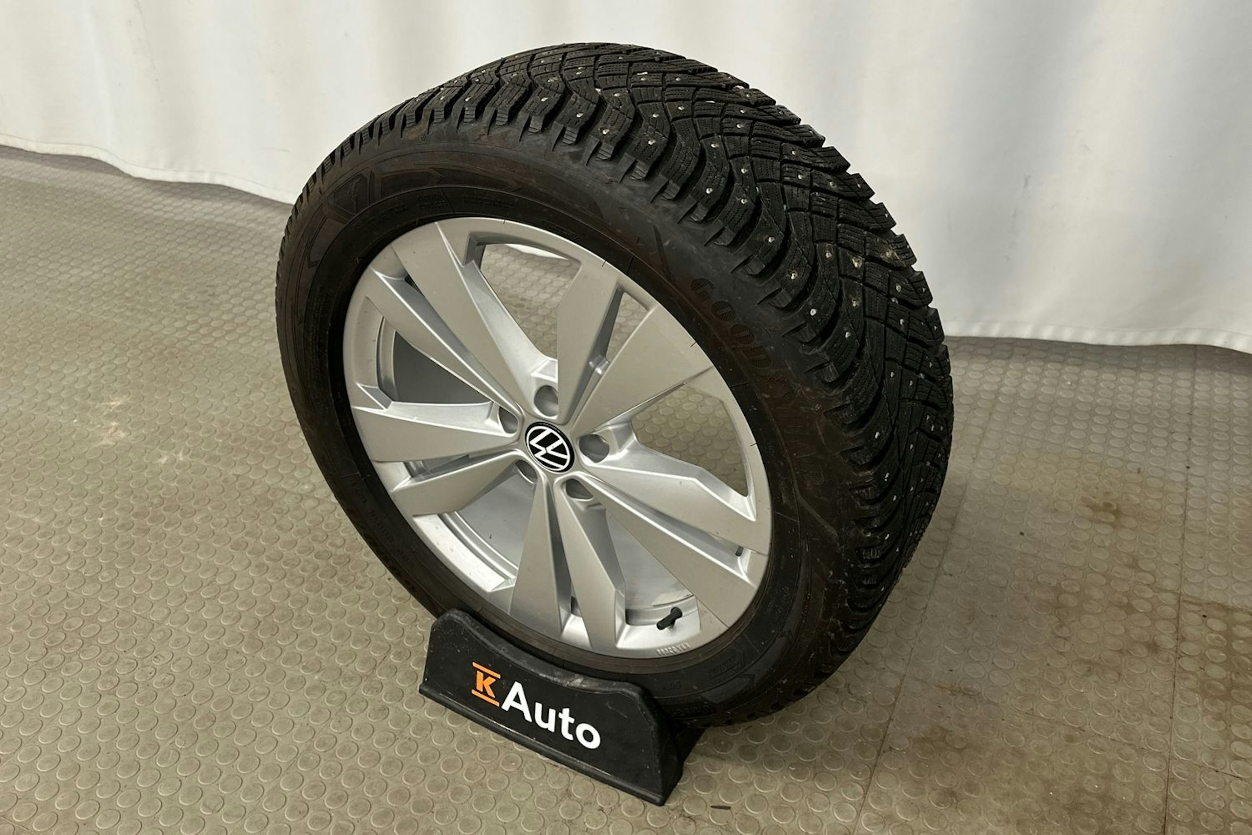 harmaa Volkswagen ID.4 2022 kuva 10.