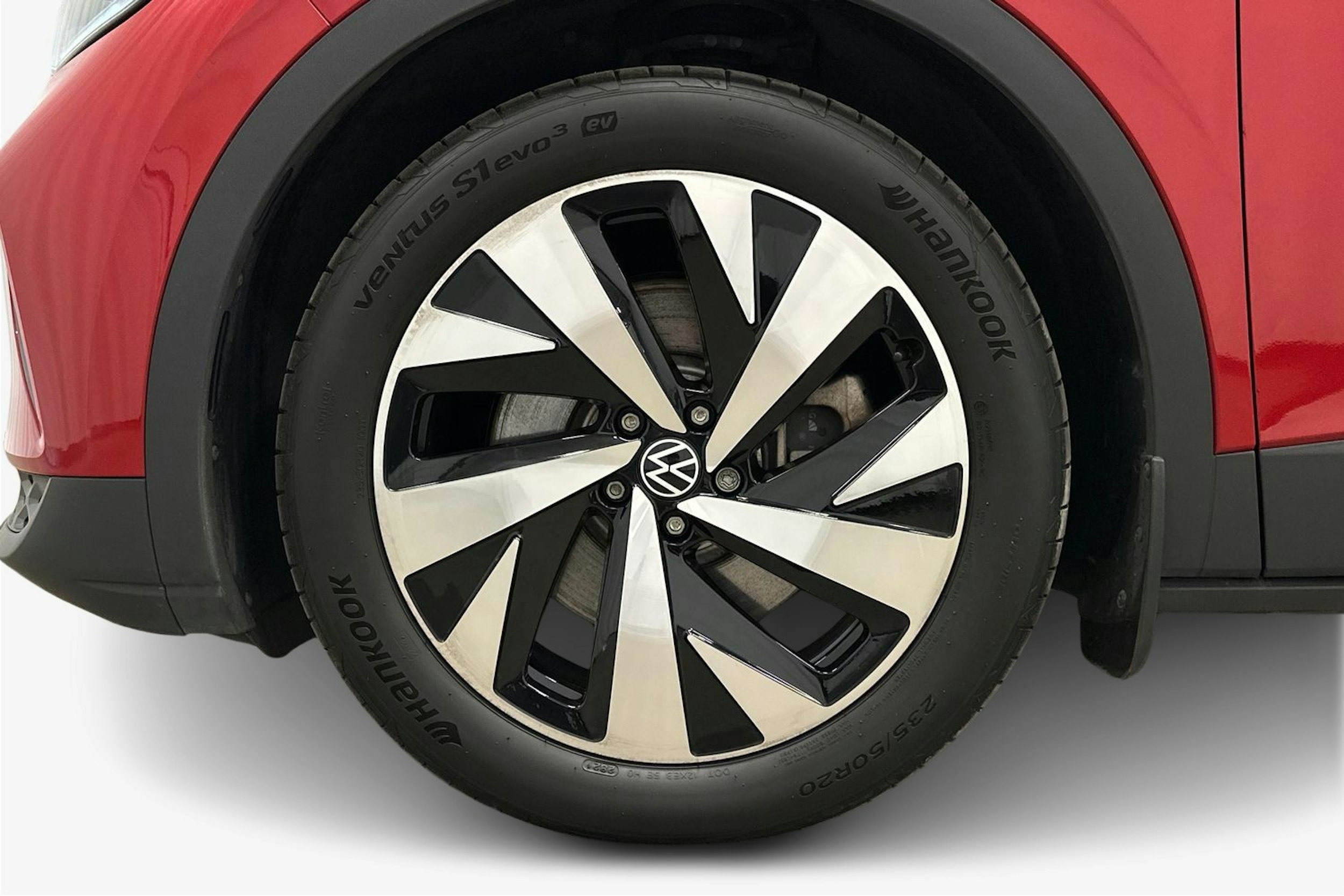punainen Volkswagen ID.4 2022 kuva 11.