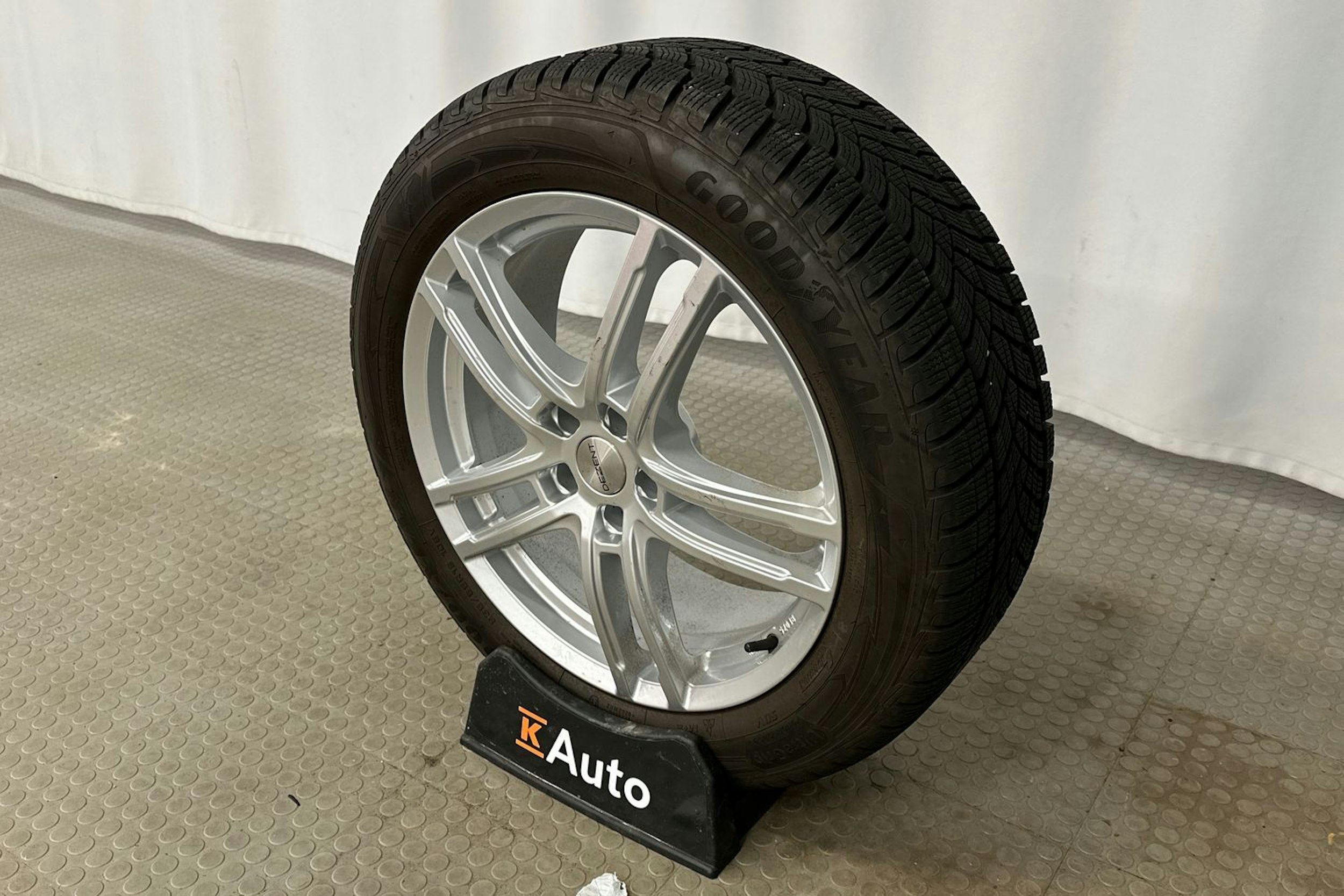 punainen Volkswagen ID.4 2022 kuva 13.