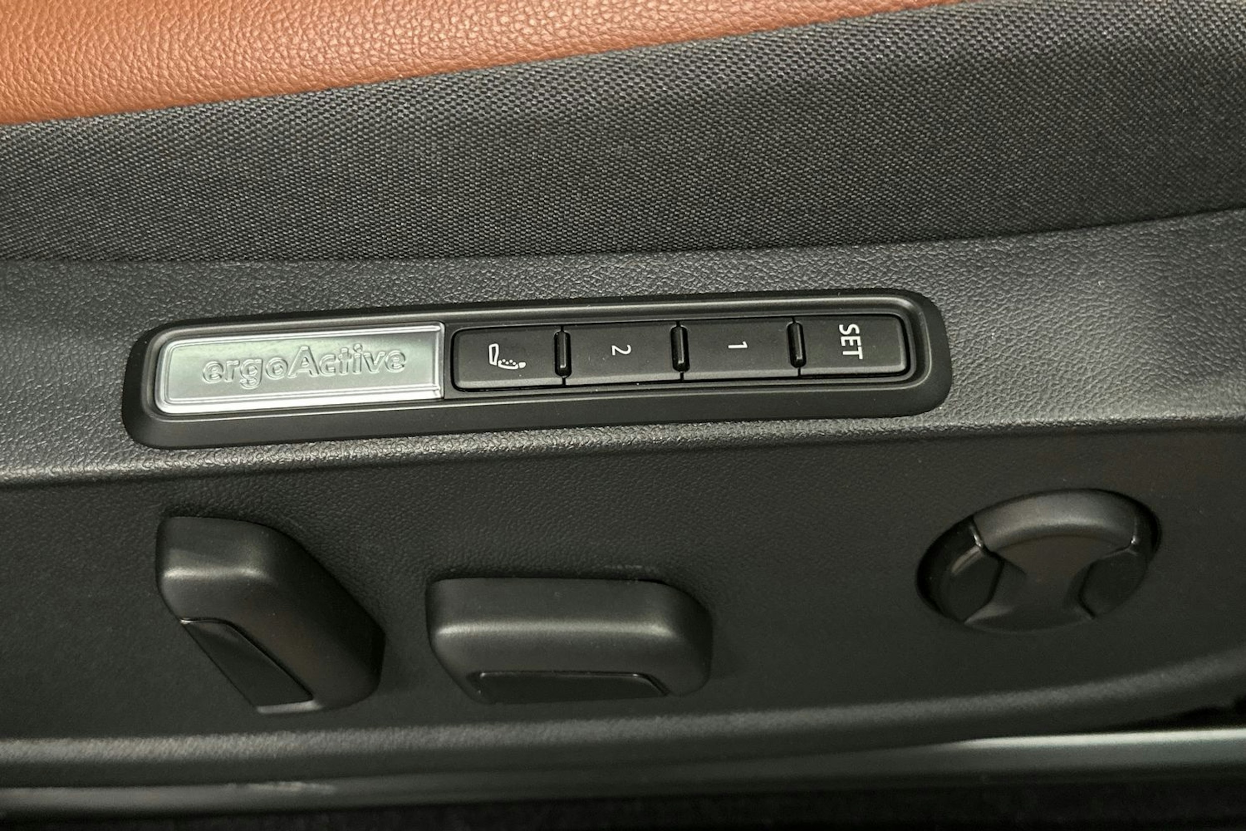 punainen Volkswagen ID.4 2022 kuva 18.