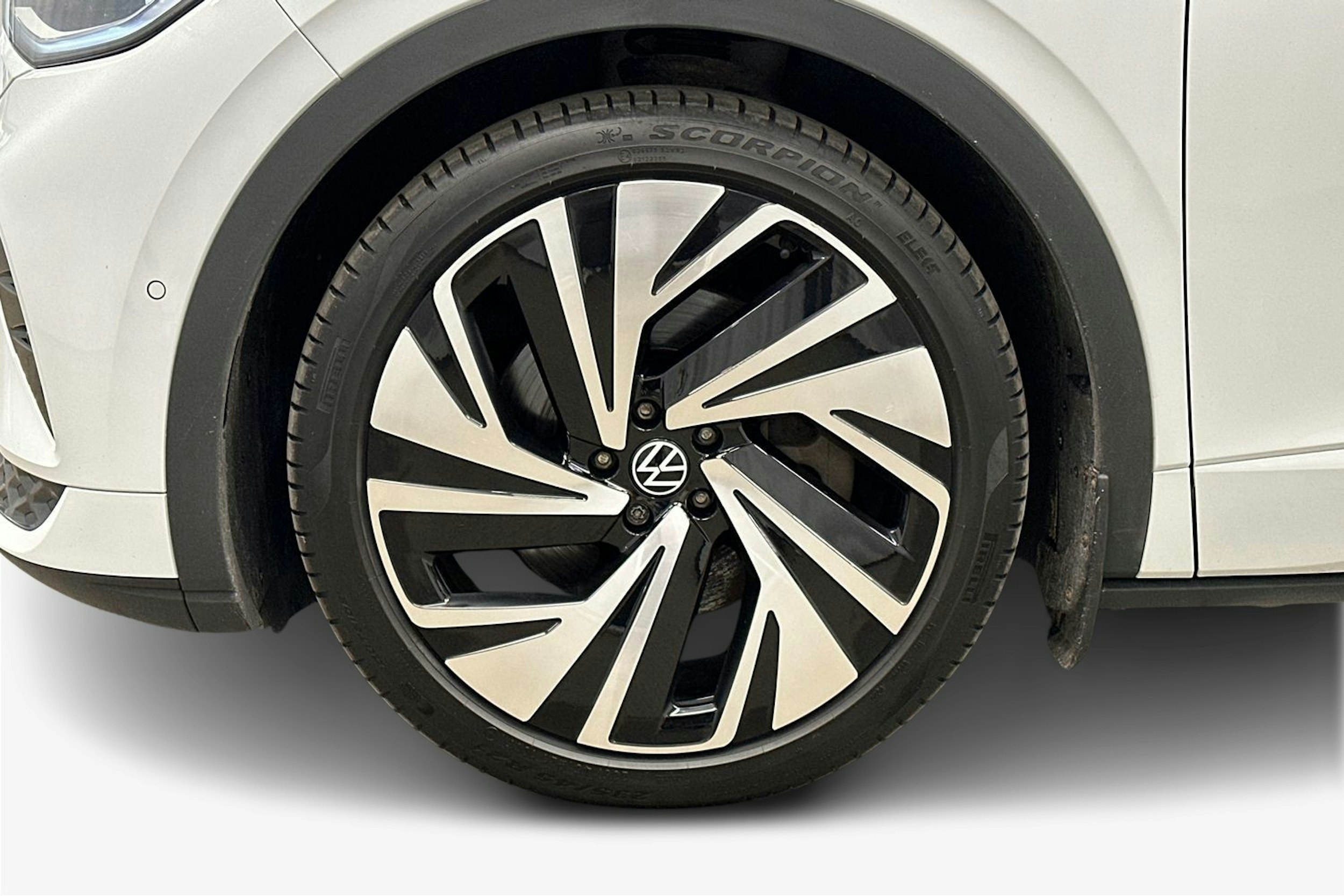 valkoinen Volkswagen ID.4 2022 kuva 11.