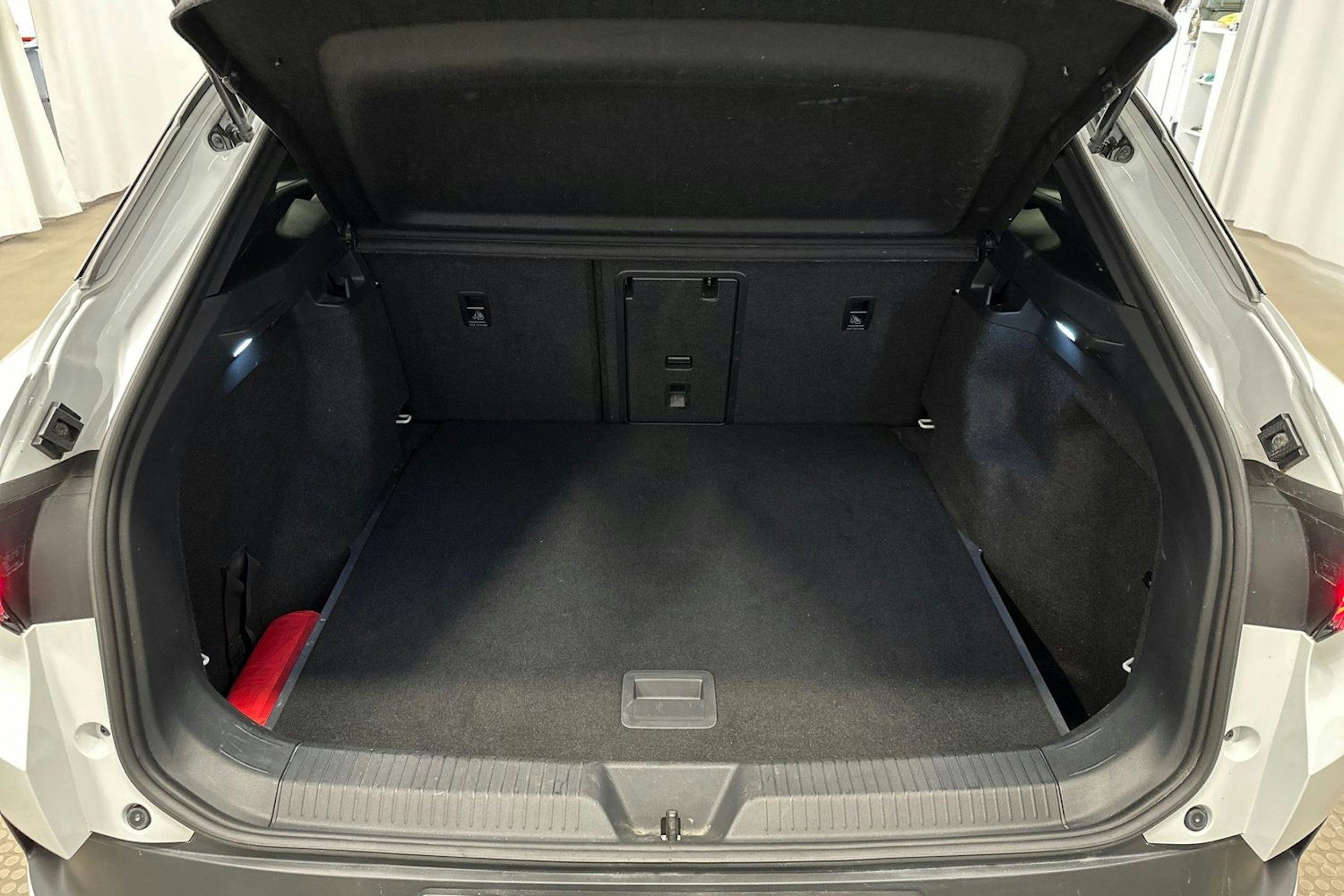 valkoinen Volkswagen ID.4 2022 kuva 14.