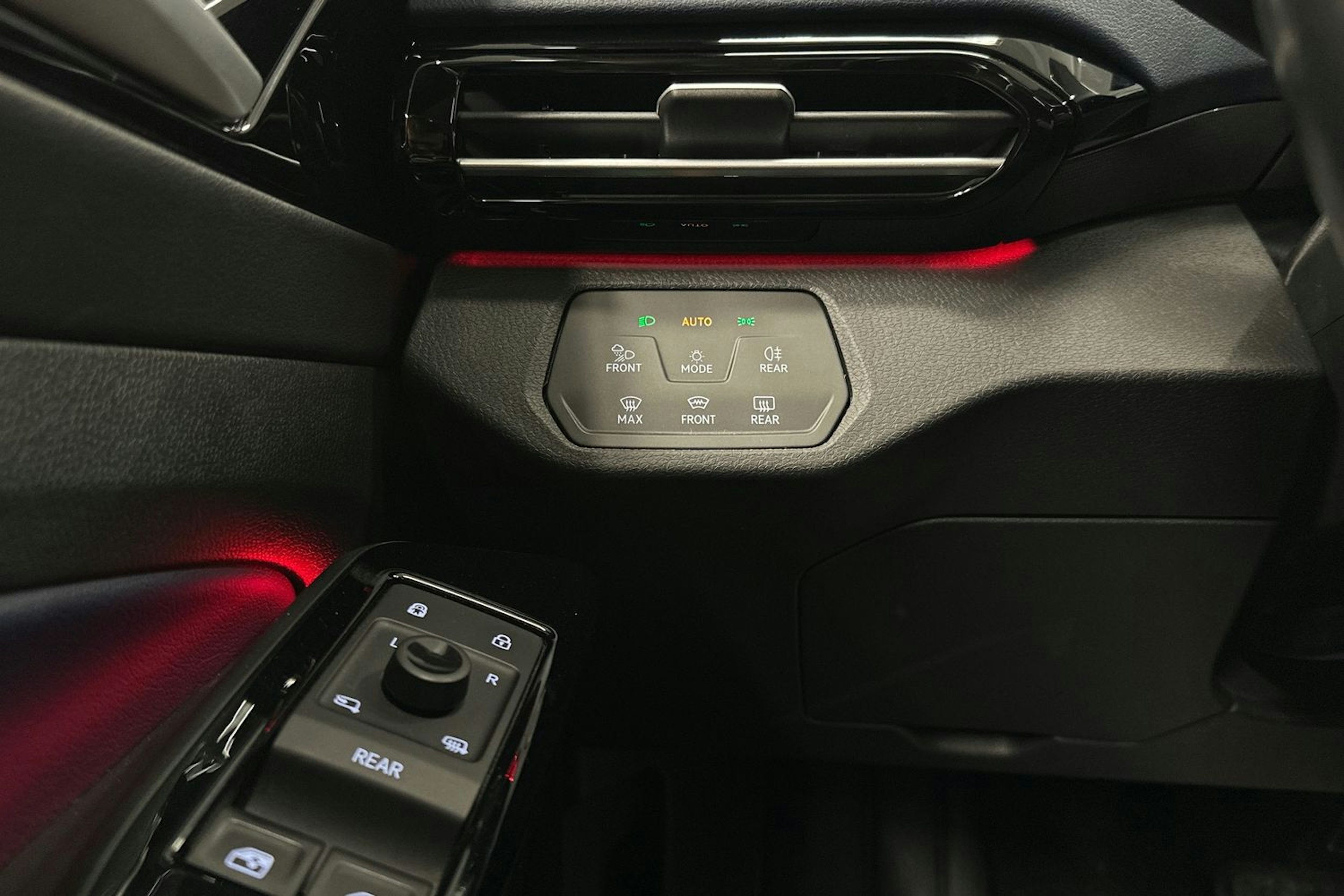 valkoinen Volkswagen ID.4 2022 kuva 34.