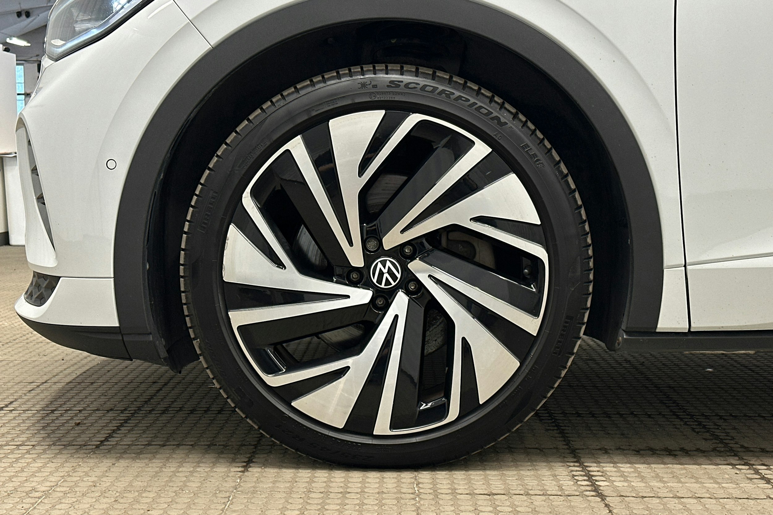 valkoinen Volkswagen ID.4 2022 kuva 9.