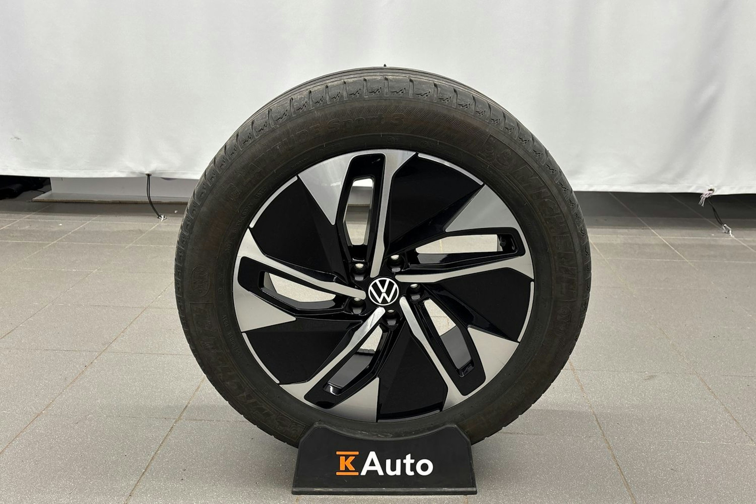 Valkoinen Volkswagen ID.4 2022 kuva 13.