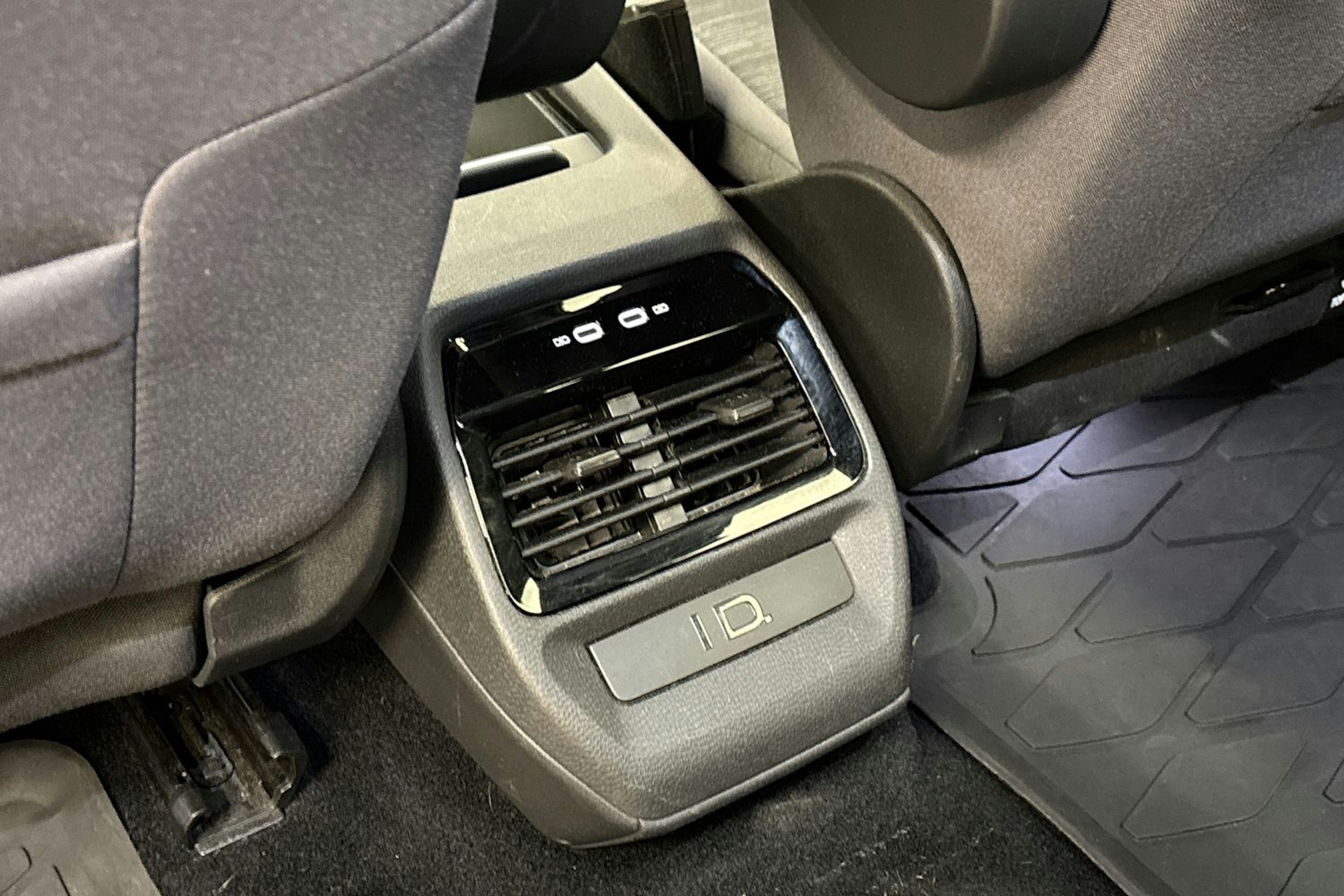 Valkoinen Volkswagen ID.4 2022 kuva 15.