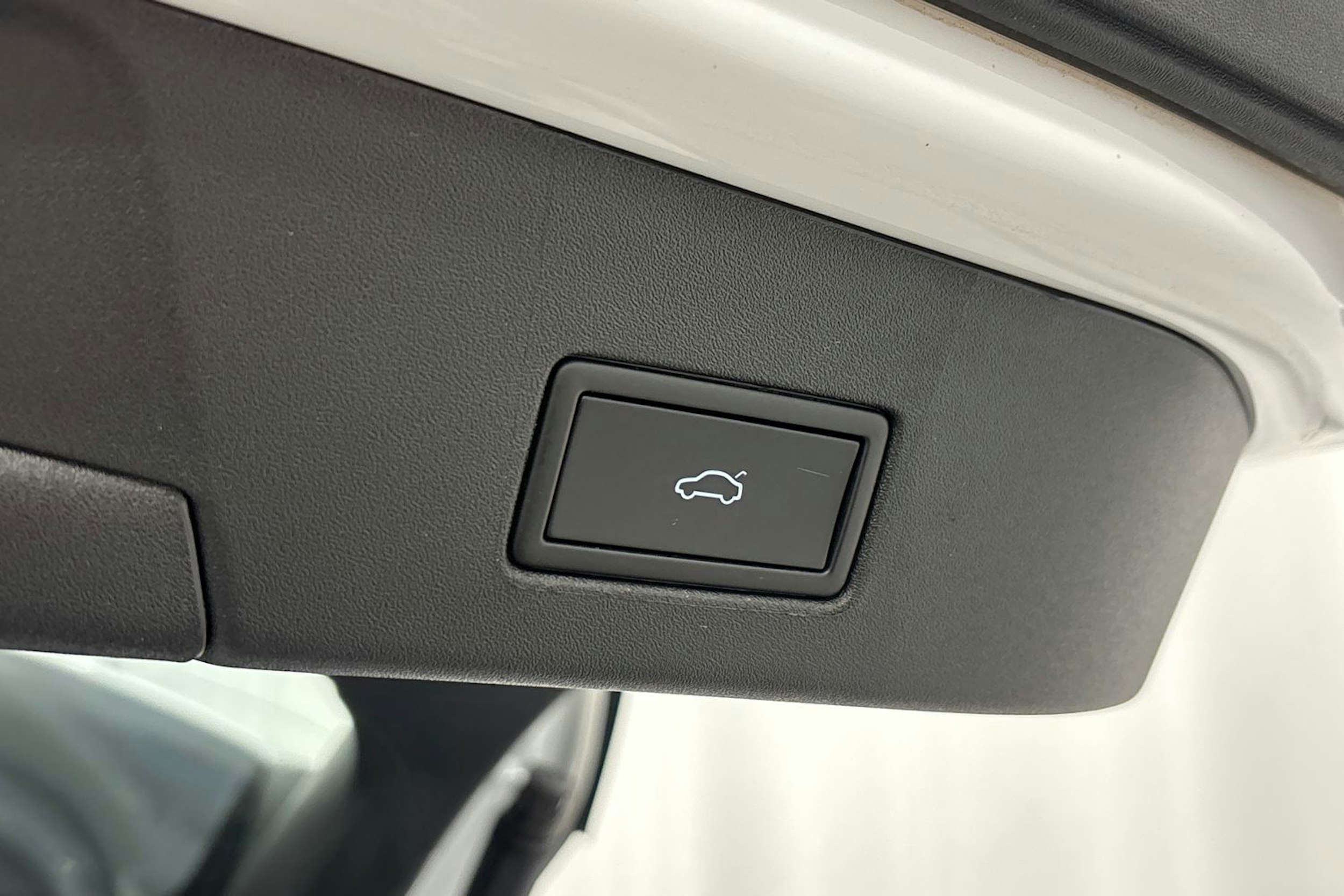 Valkoinen Volkswagen ID.4 2022 kuva 16.