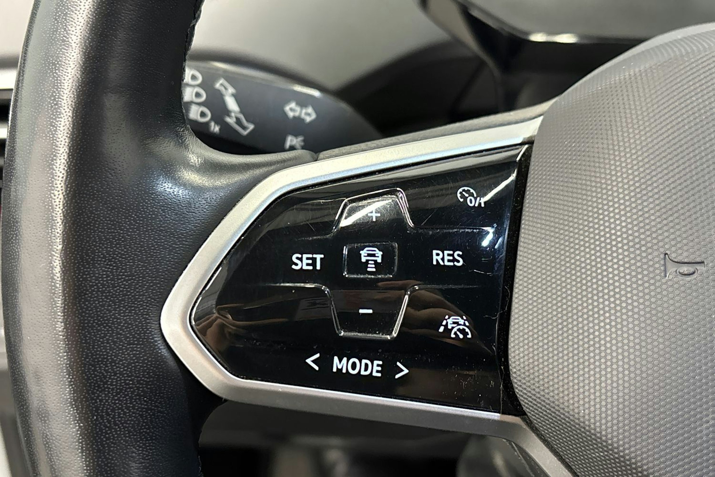 Valkoinen Volkswagen ID.4 2022 kuva 19.