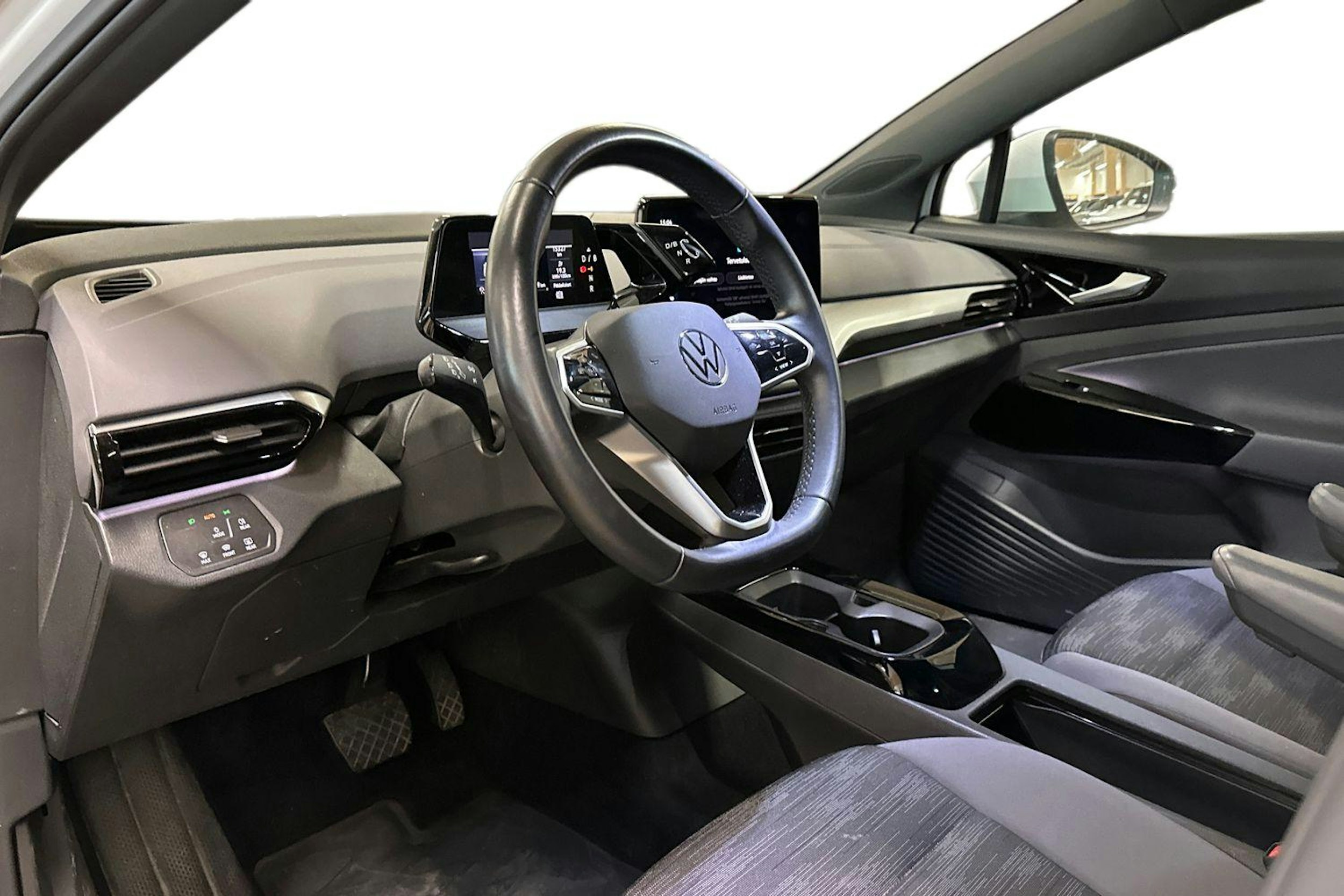 valkoinen Volkswagen ID.4 2022 kuva 3.