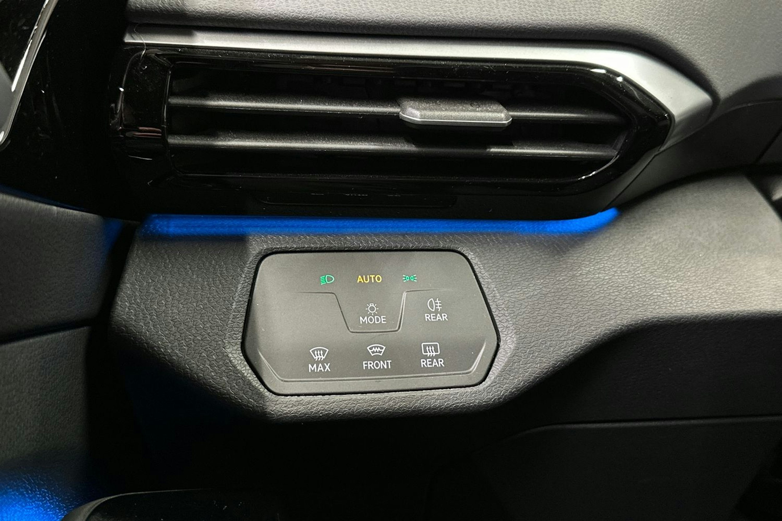 valkoinen Volkswagen ID.4 2022 kuva 28.