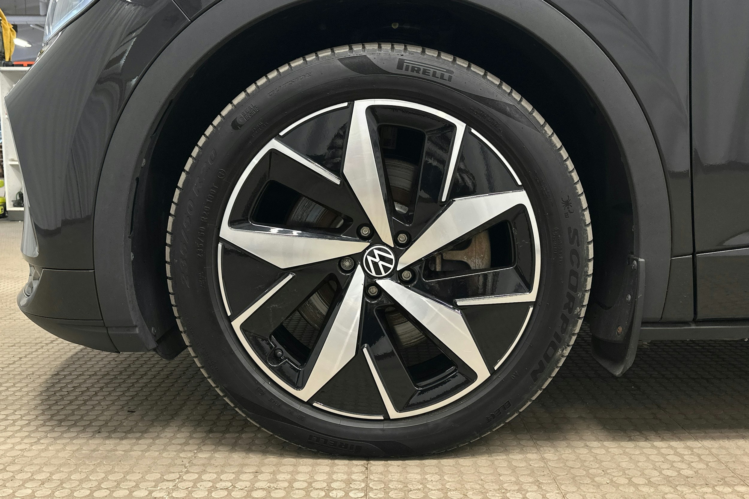 musta Volkswagen ID.4 2022 kuva 11.