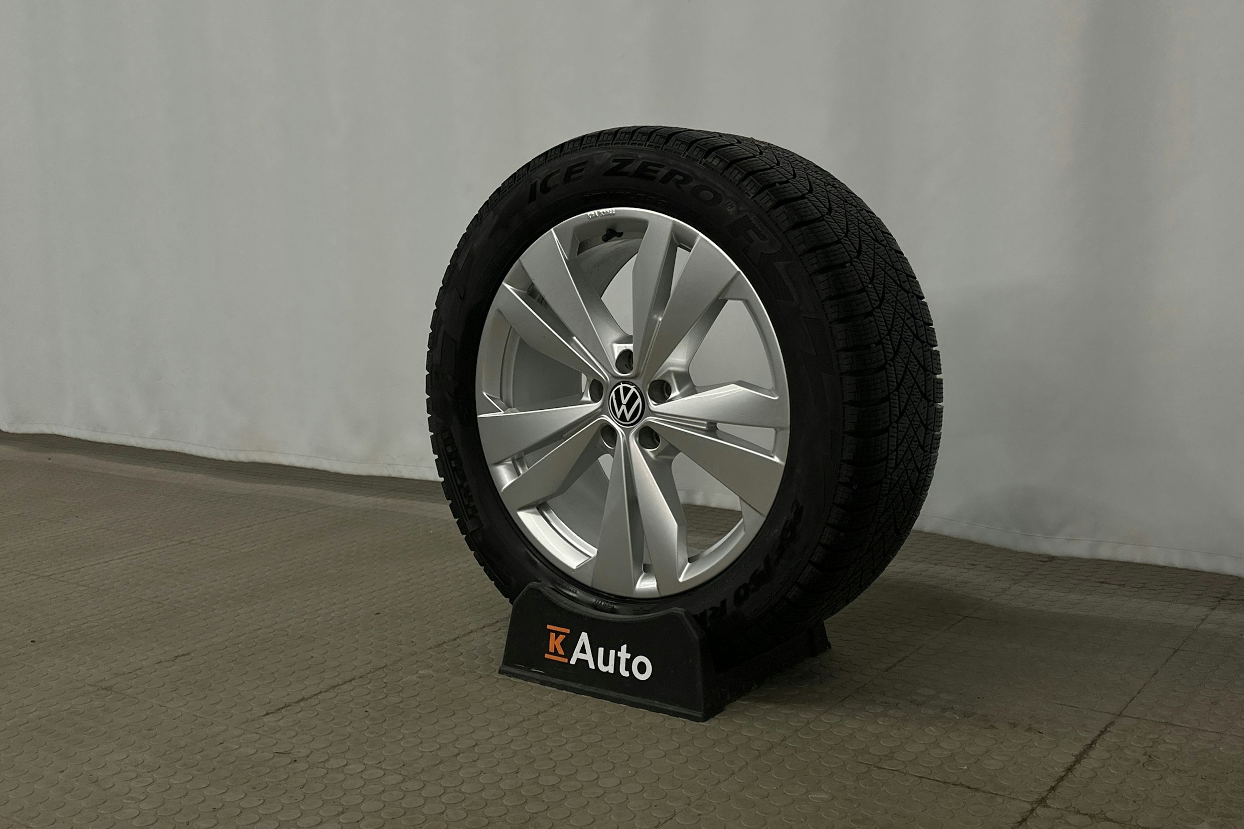 musta Volkswagen ID.4 2022 kuva 13.