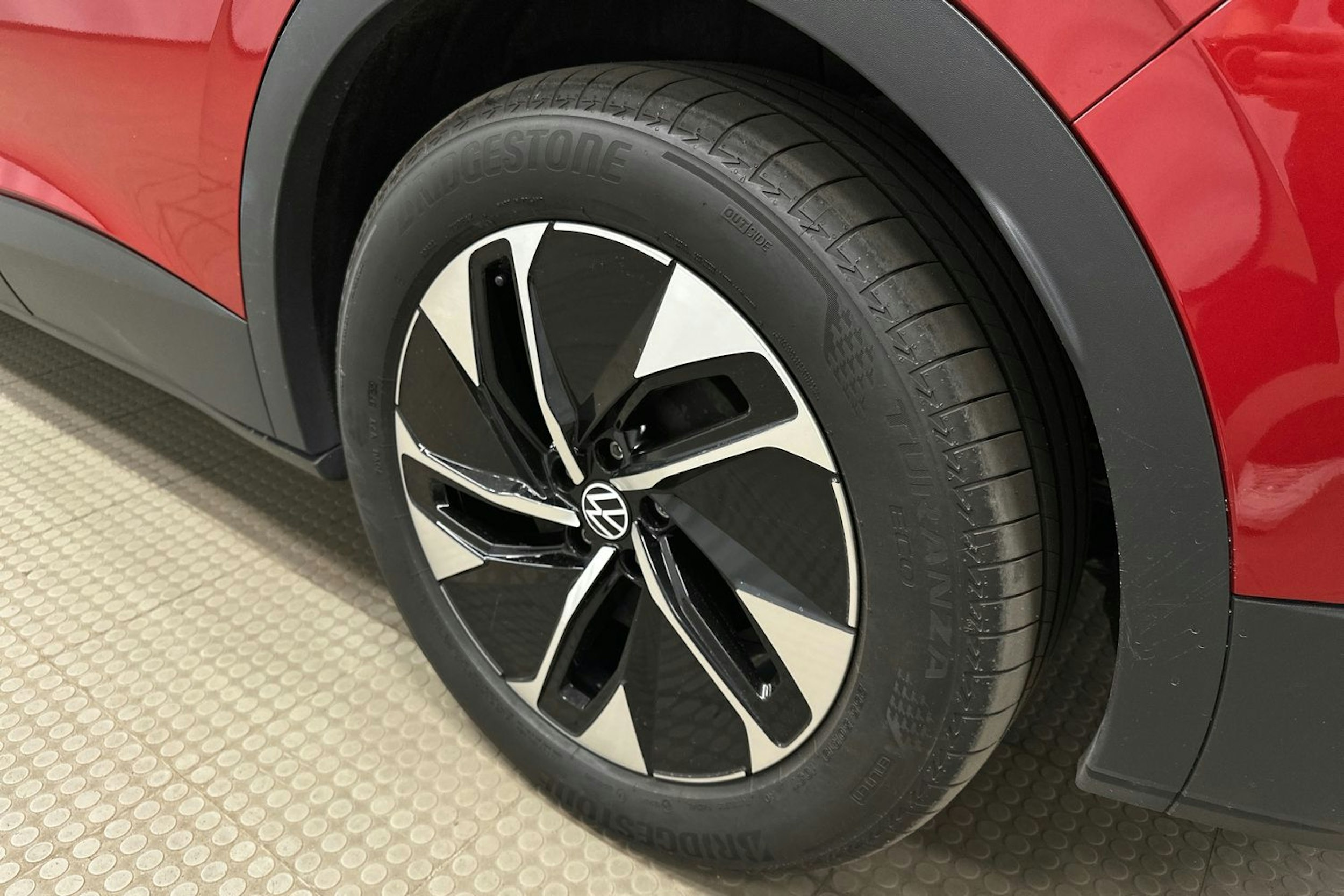 punainen Volkswagen ID.4 2022 kuva 13.