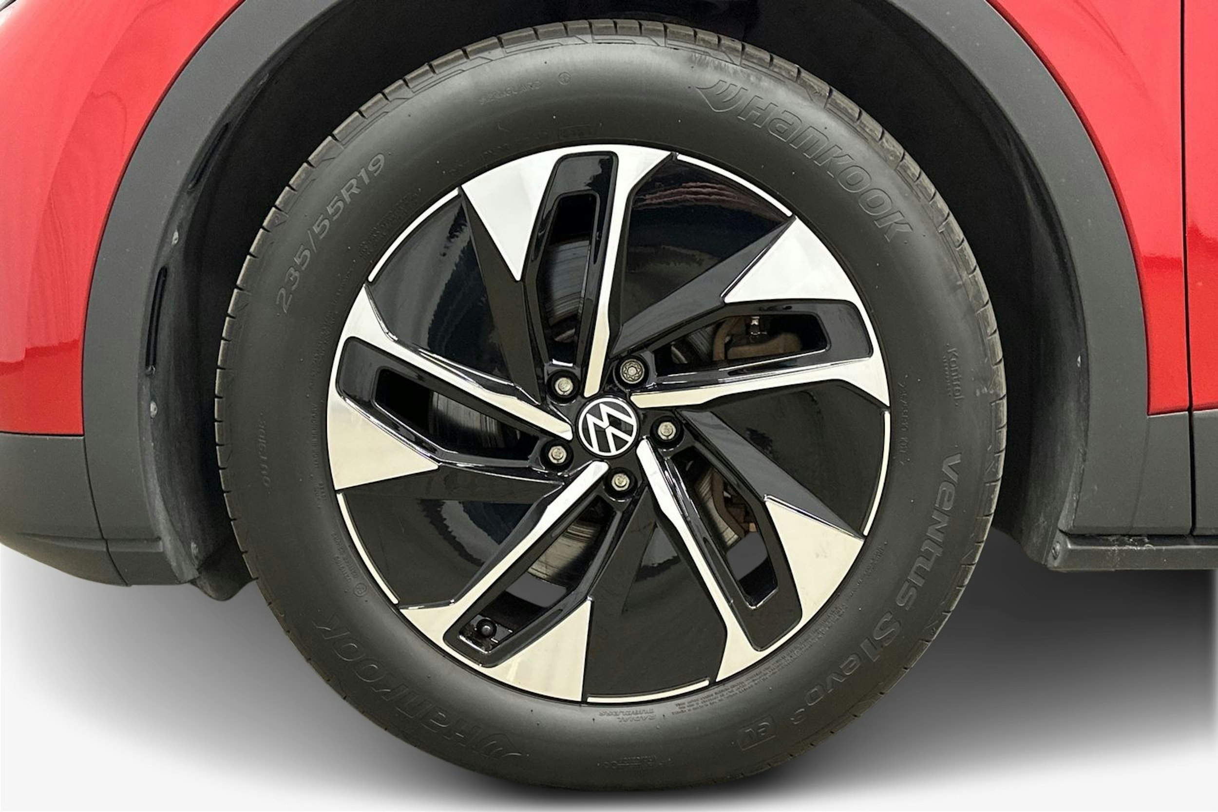 punainen Volkswagen ID.4 2022 kuva 11.