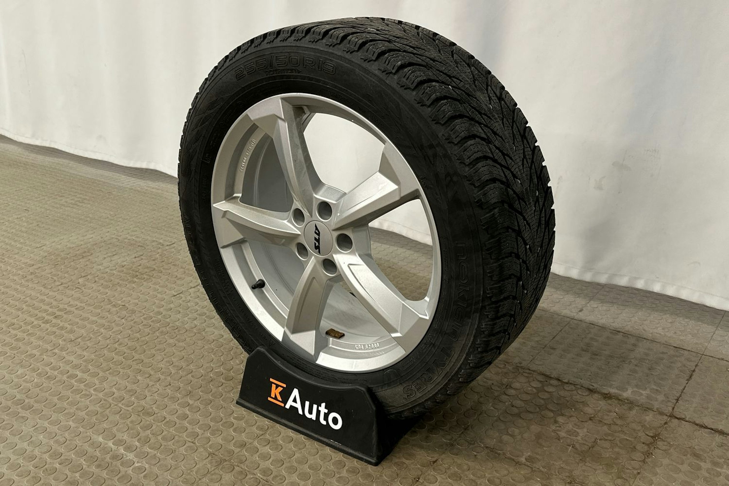 punainen Volkswagen ID.4 2022 kuva 13.