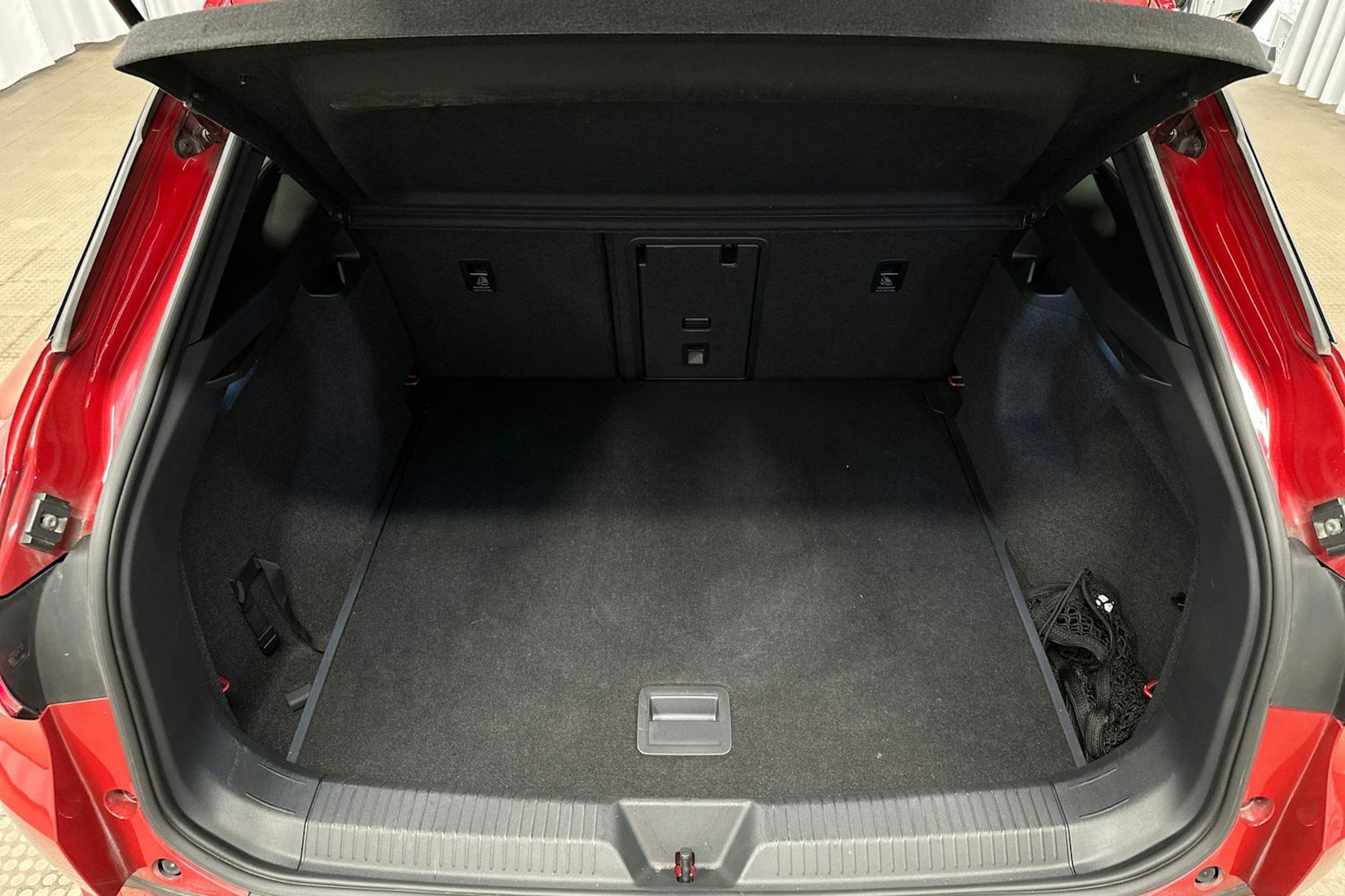punainen Volkswagen ID.4 2022 kuva 14.