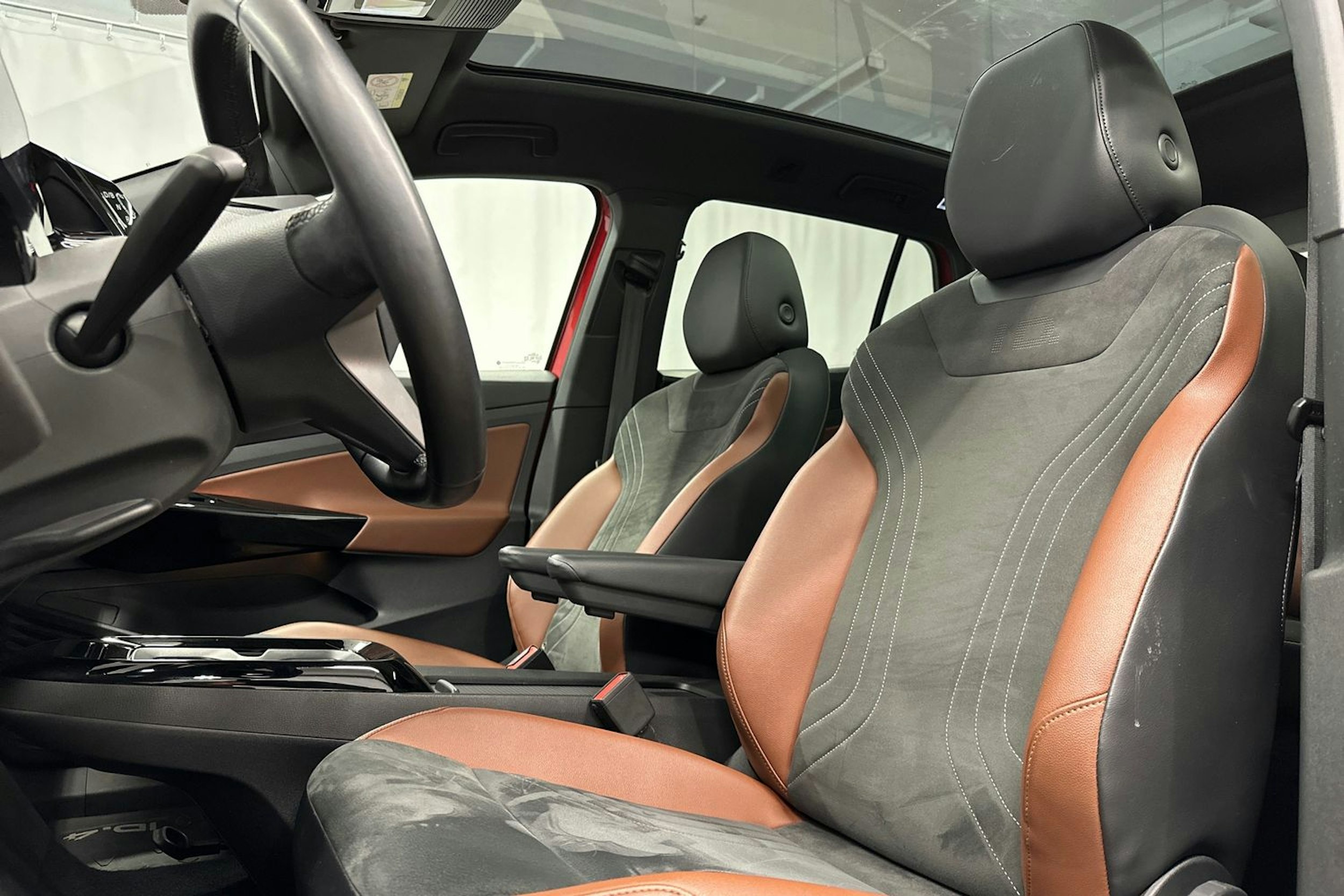 punainen Volkswagen ID.4 2022 kuva 16.