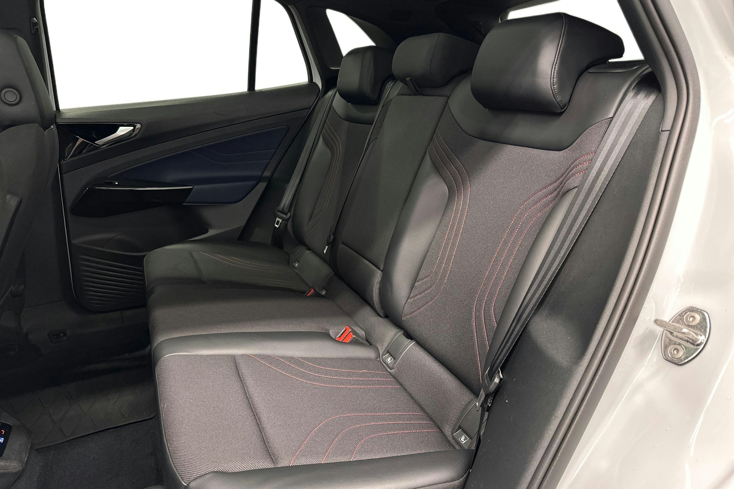 valkoinen Volkswagen ID.4 2022 kuva 10.