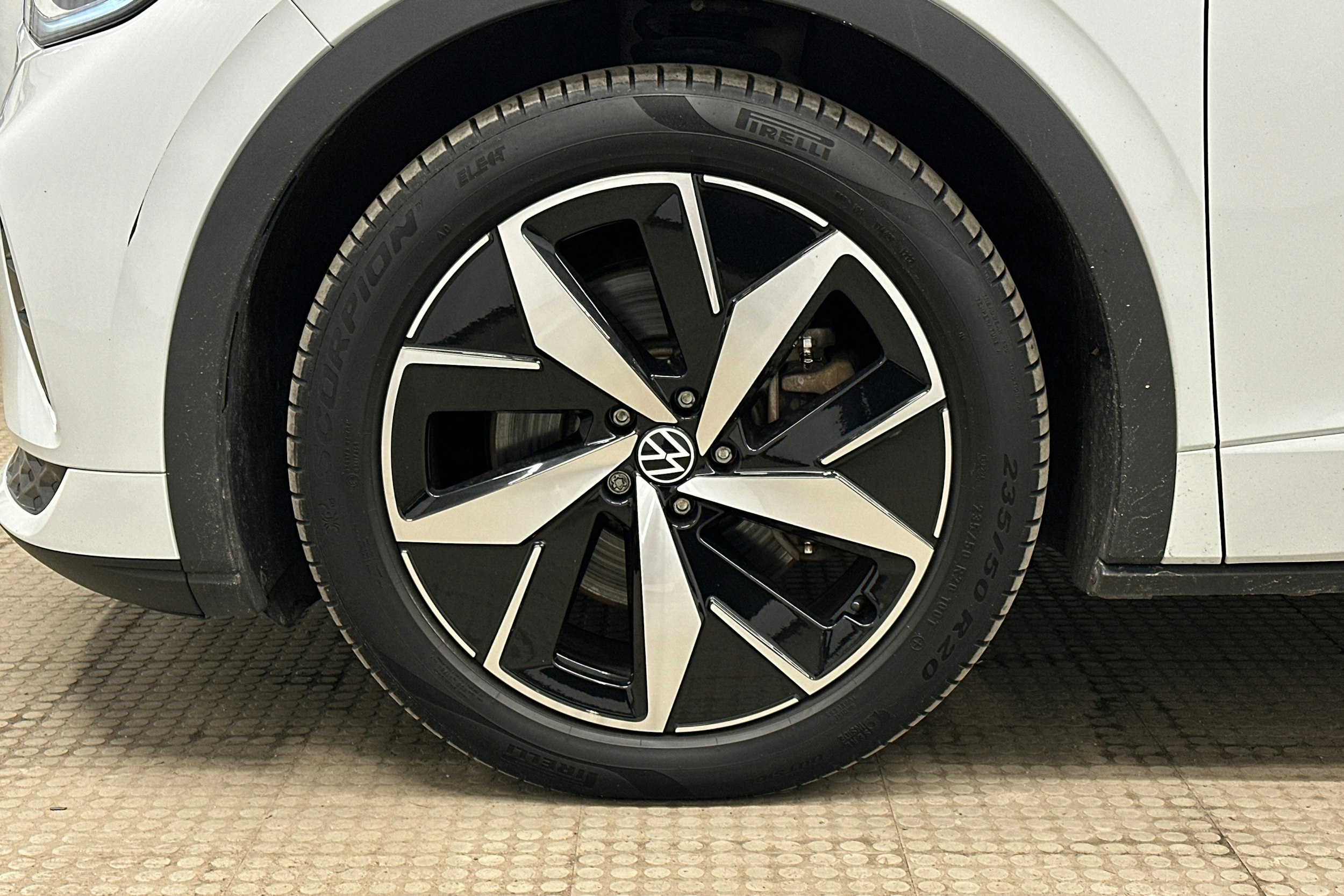 valkoinen Volkswagen ID.4 2022 kuva 11.