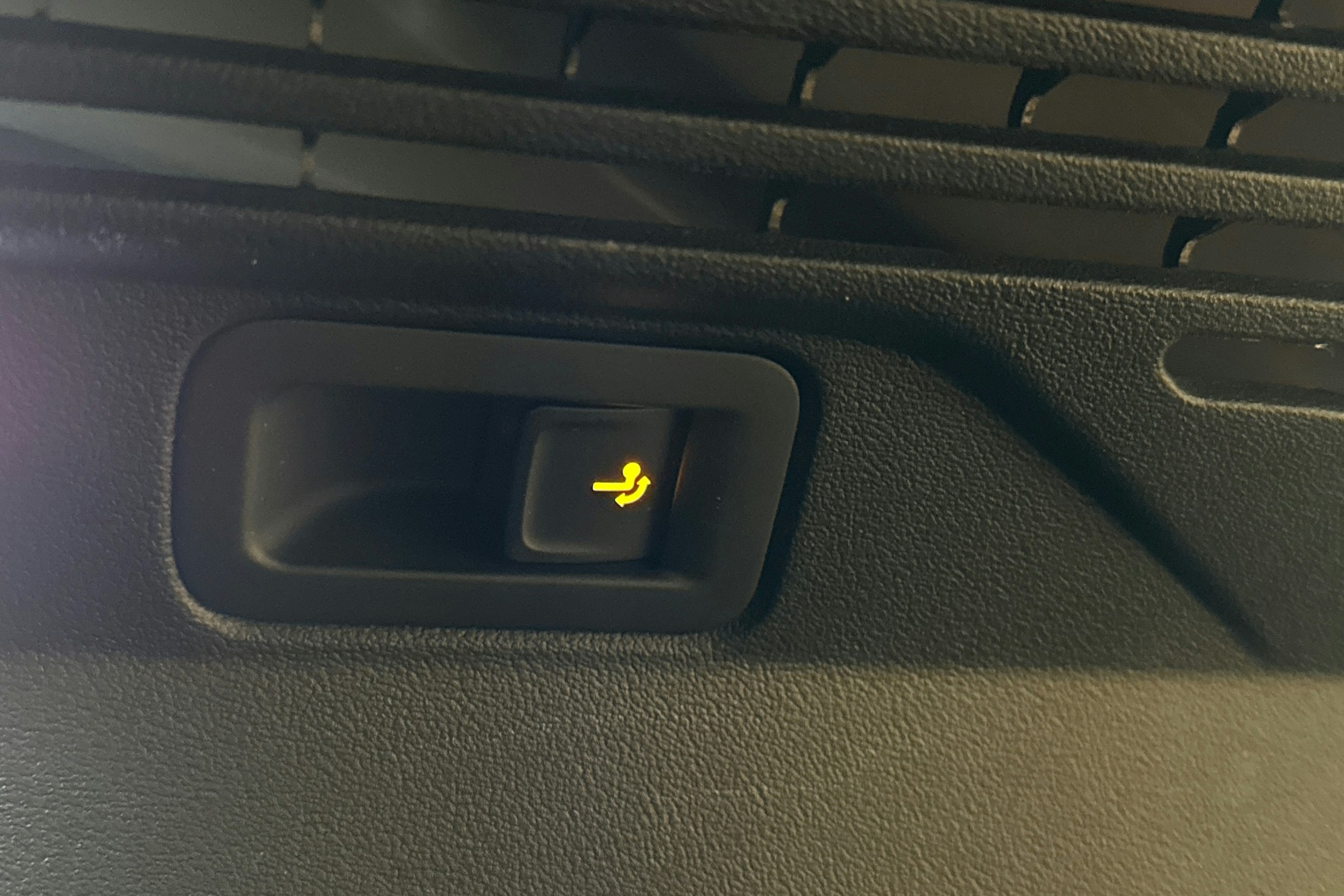 valkoinen Volkswagen ID.4 2022 kuva 15.