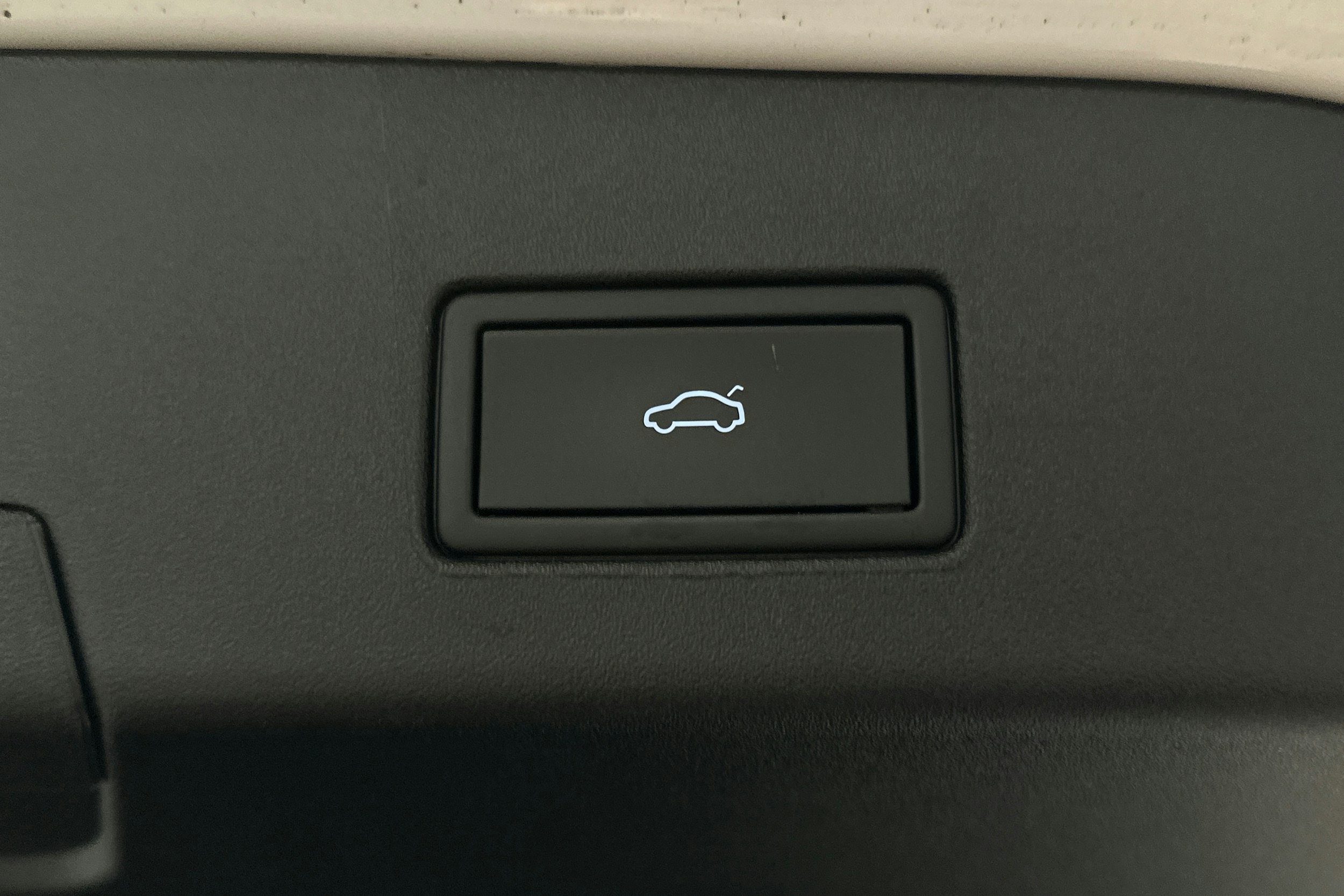 valkoinen Volkswagen ID.4 2022 kuva 16.