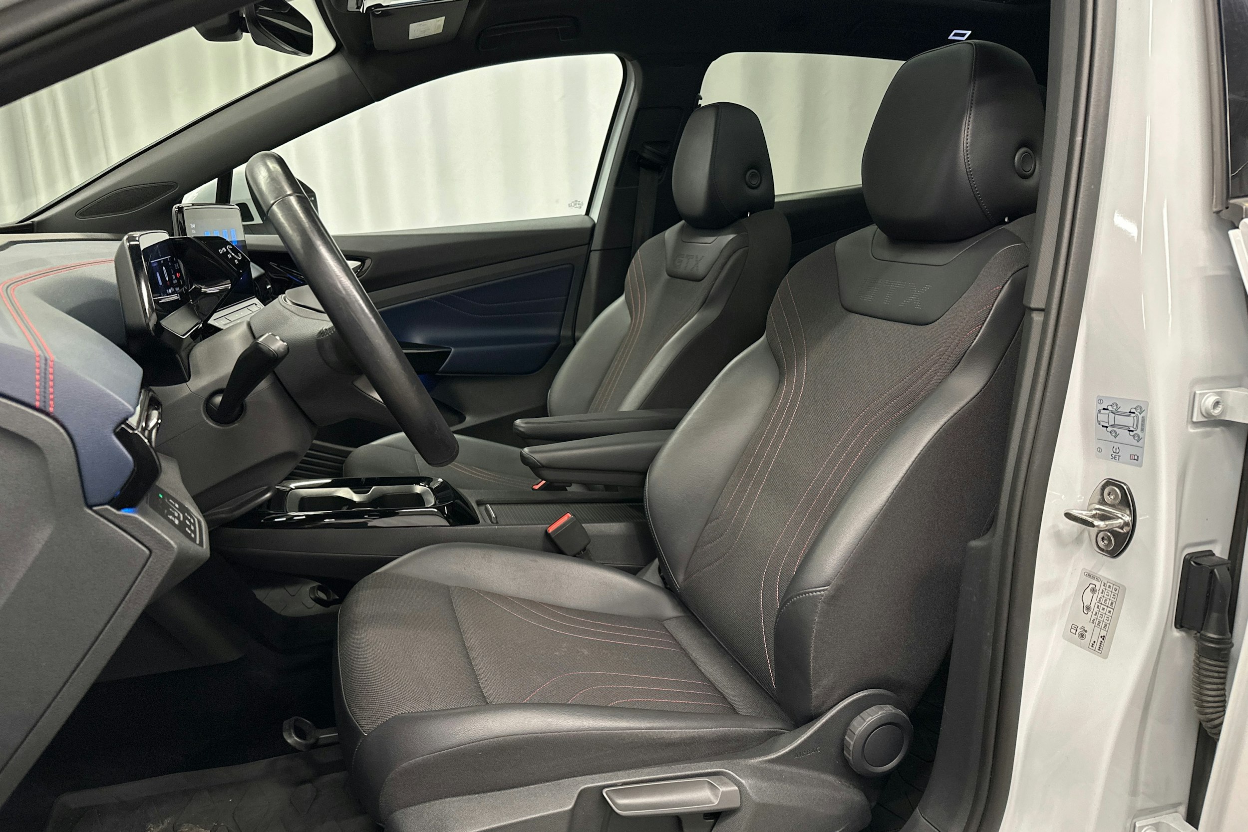 valkoinen Volkswagen ID.4 2022 kuva 17.