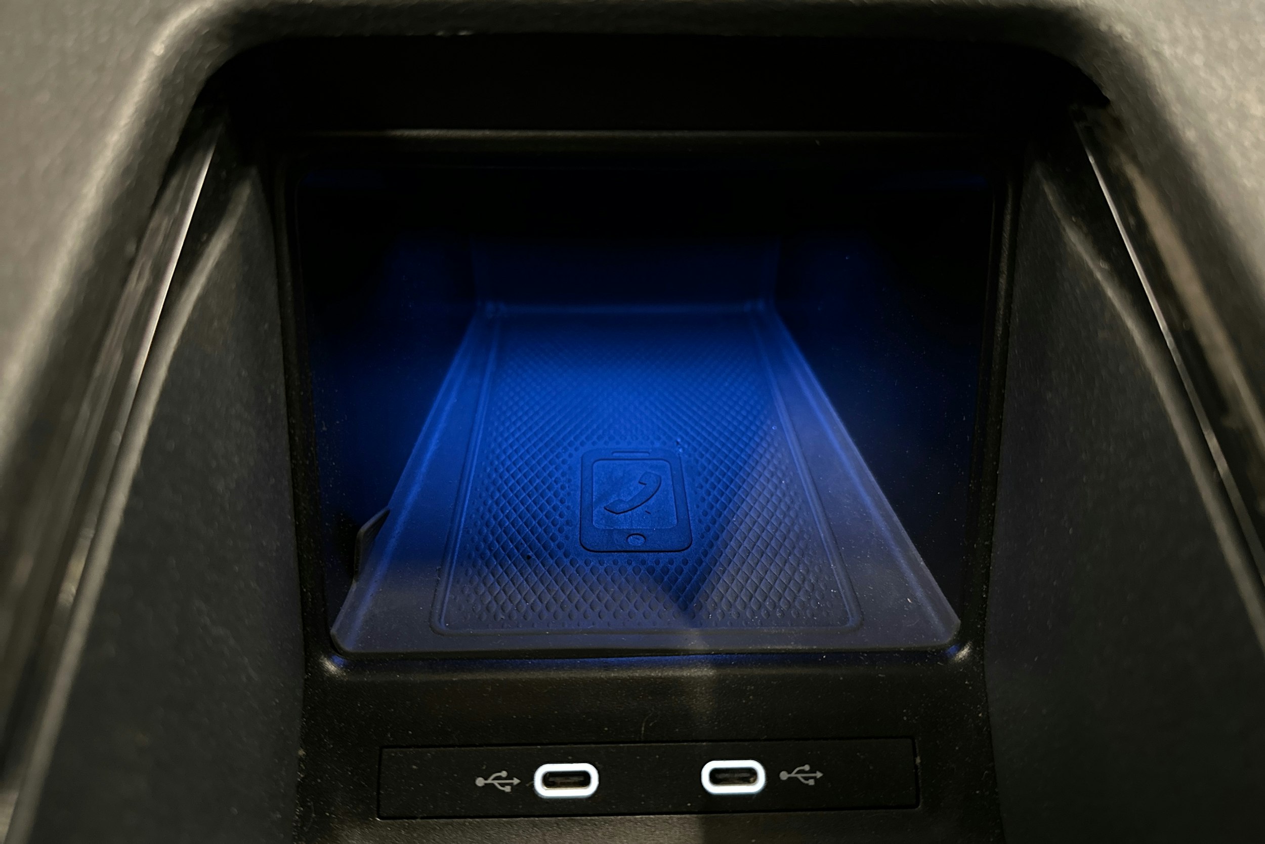 valkoinen Volkswagen ID.4 2022 kuva 22.