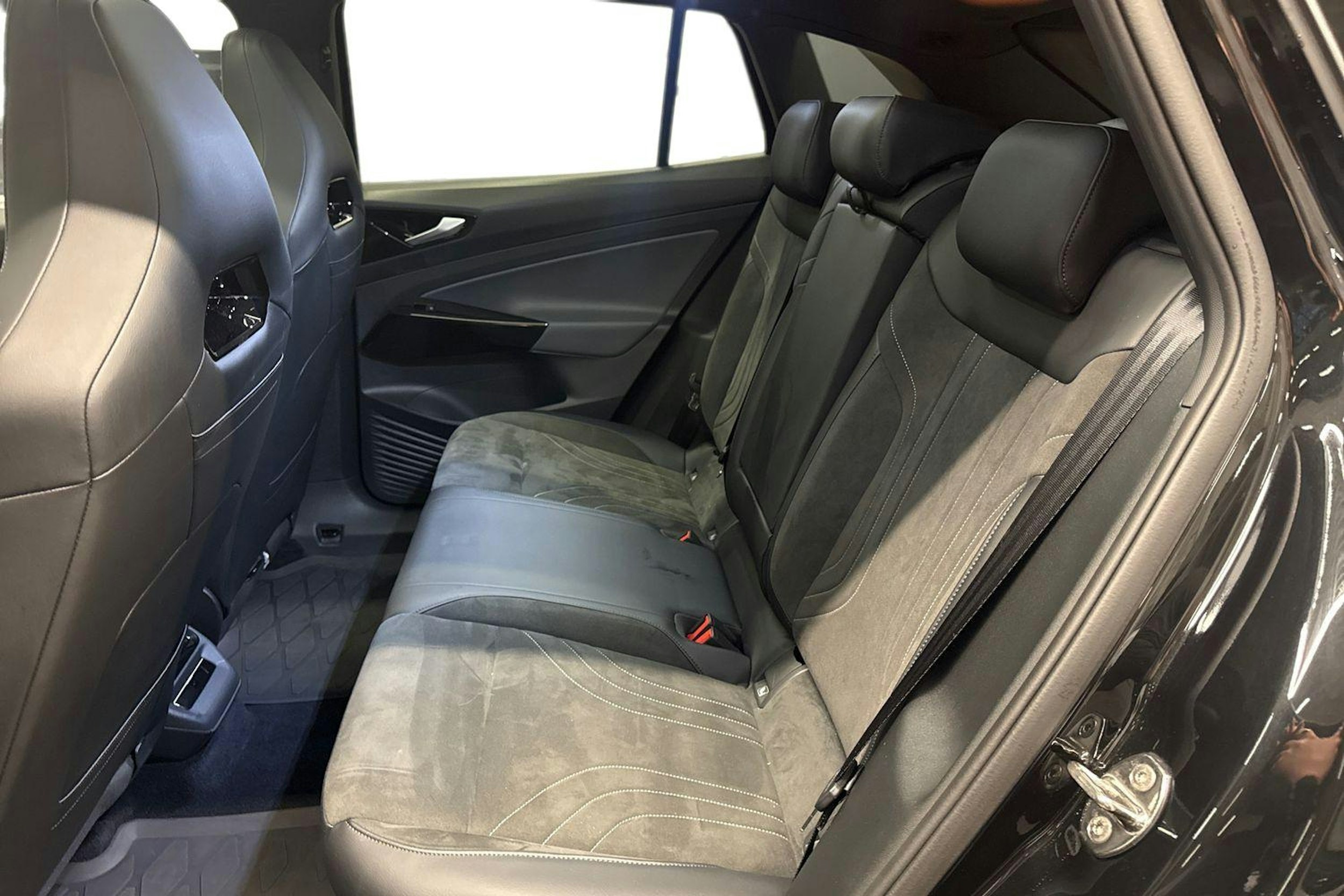 musta Volkswagen ID.4 2022 kuva 10.