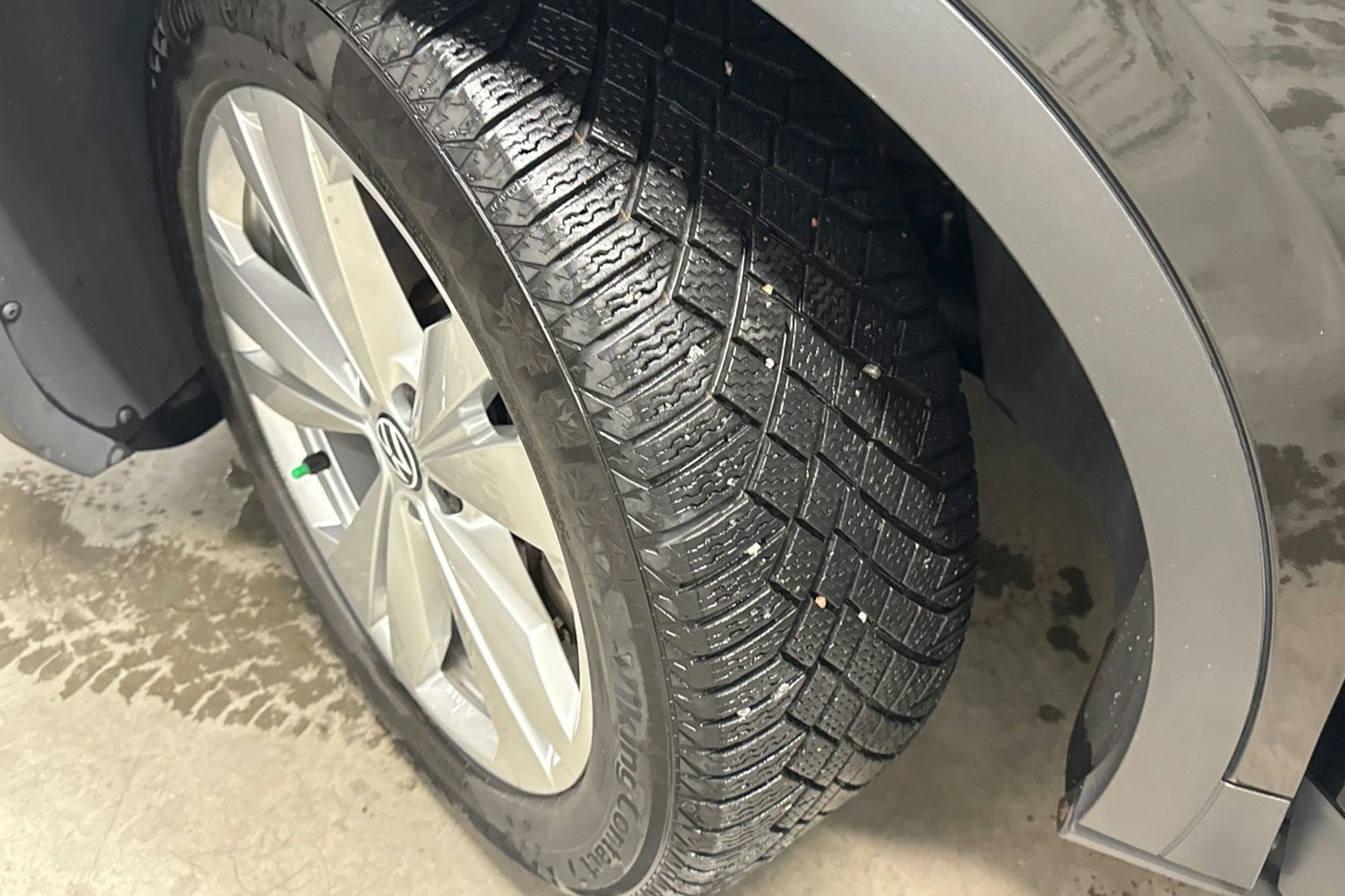 musta Volkswagen ID.4 2022 kuva 13.