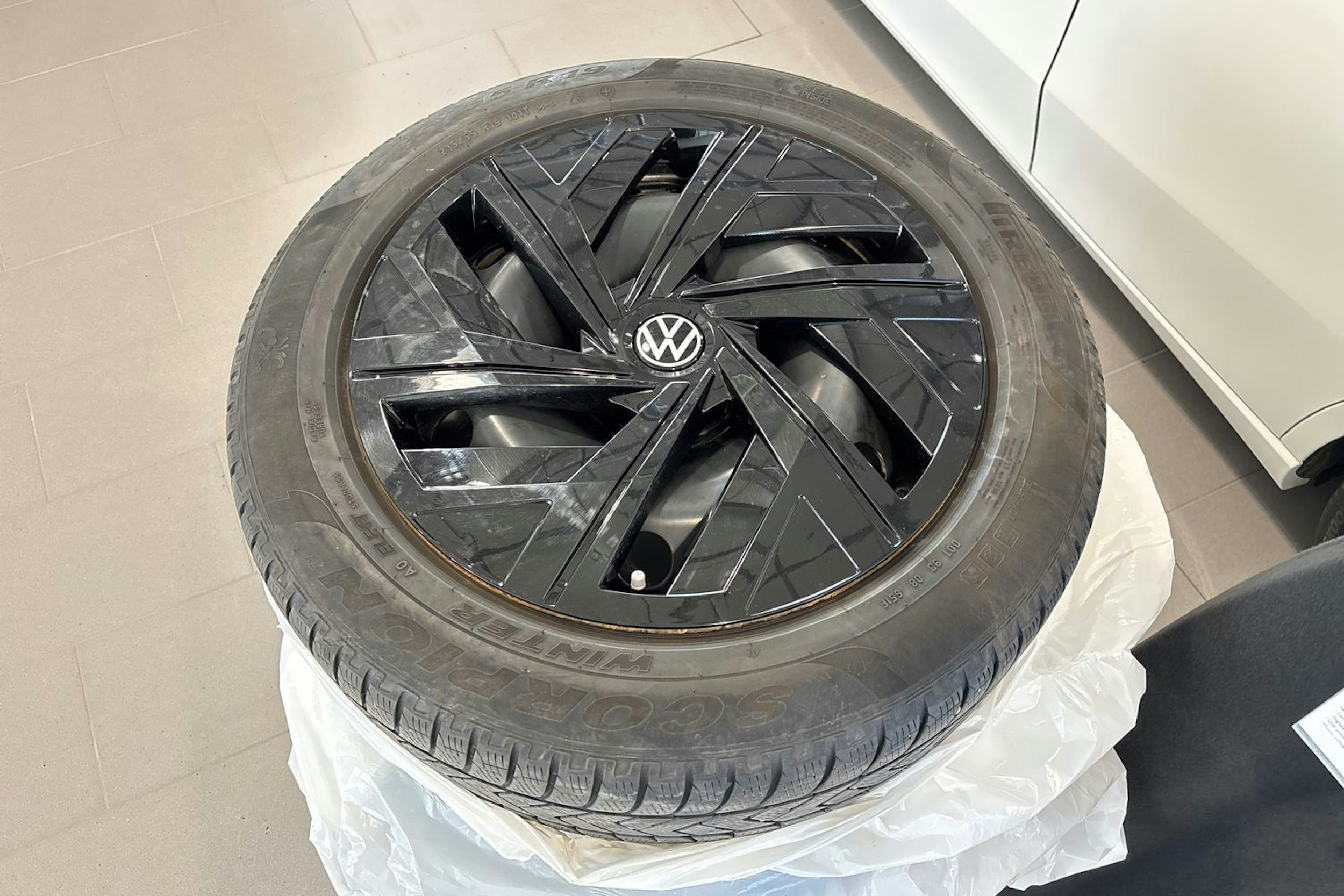 valkoinen Volkswagen ID.4 2022 kuva 11.