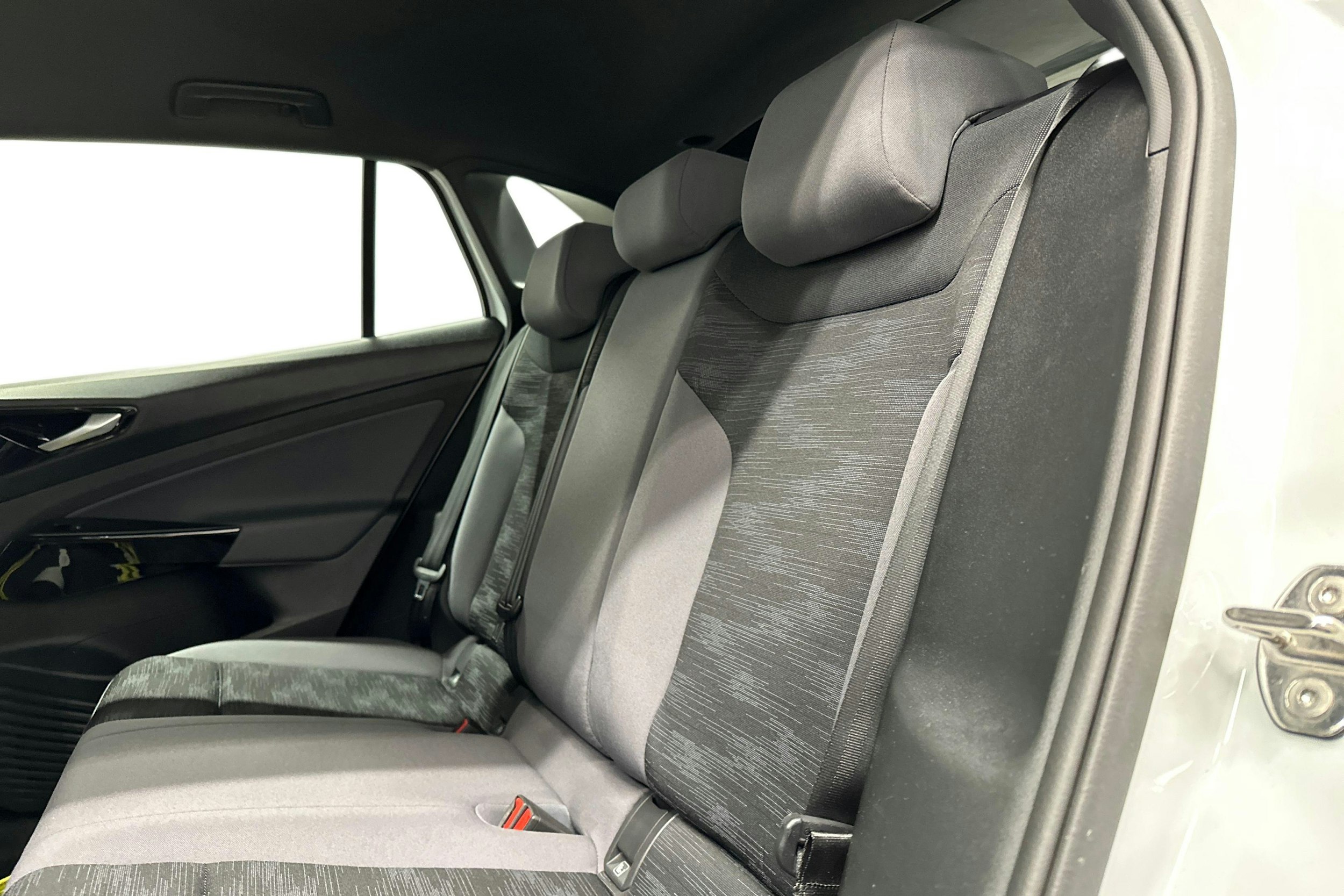 valkoinen Volkswagen ID.4 2022 kuva 10.