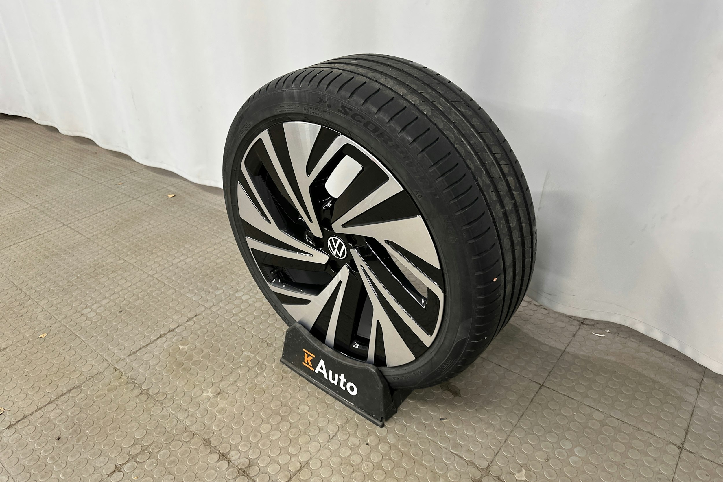 valkoinen Volkswagen ID.4 2022 kuva 13.