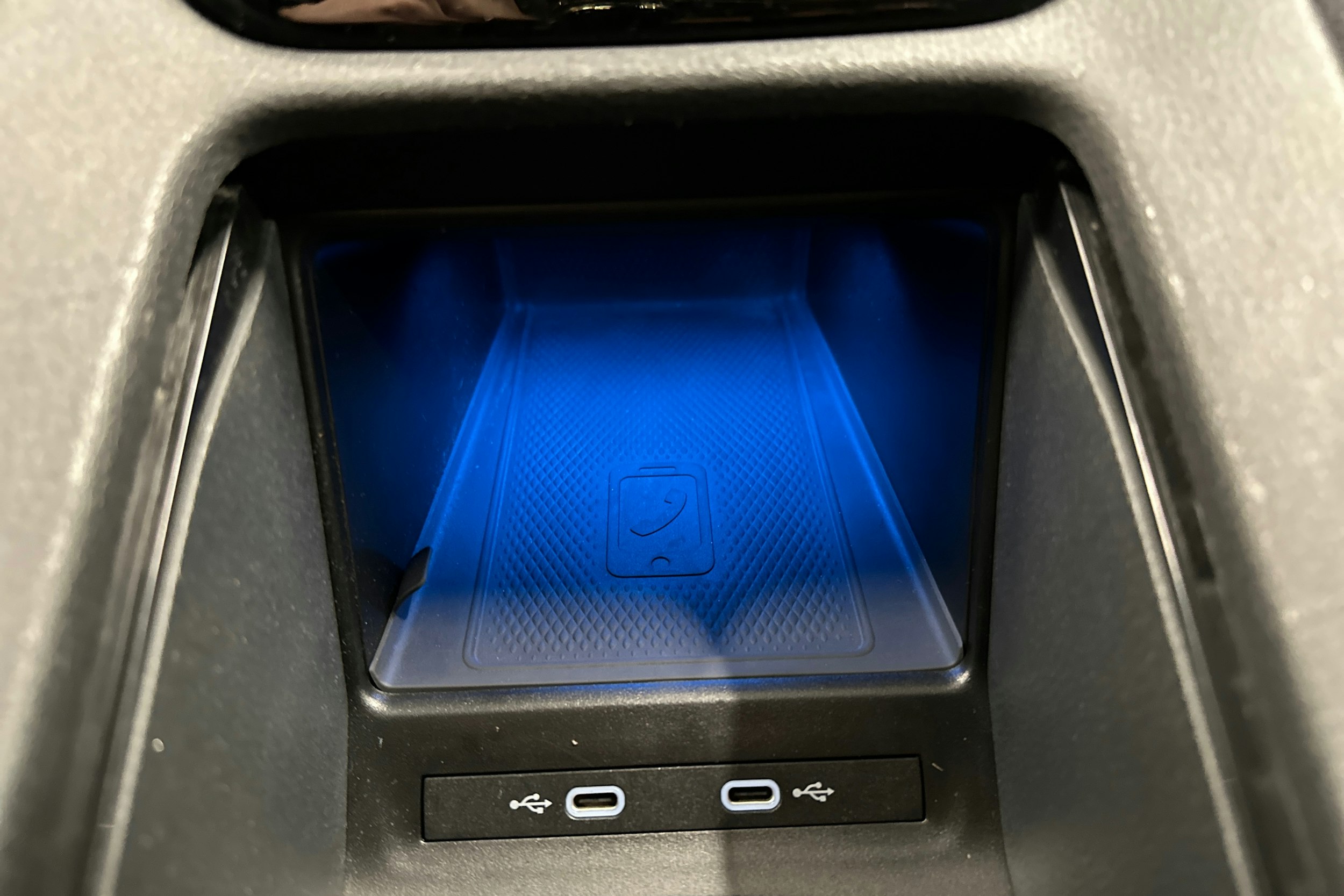 valkoinen Volkswagen ID.4 2022 kuva 19.