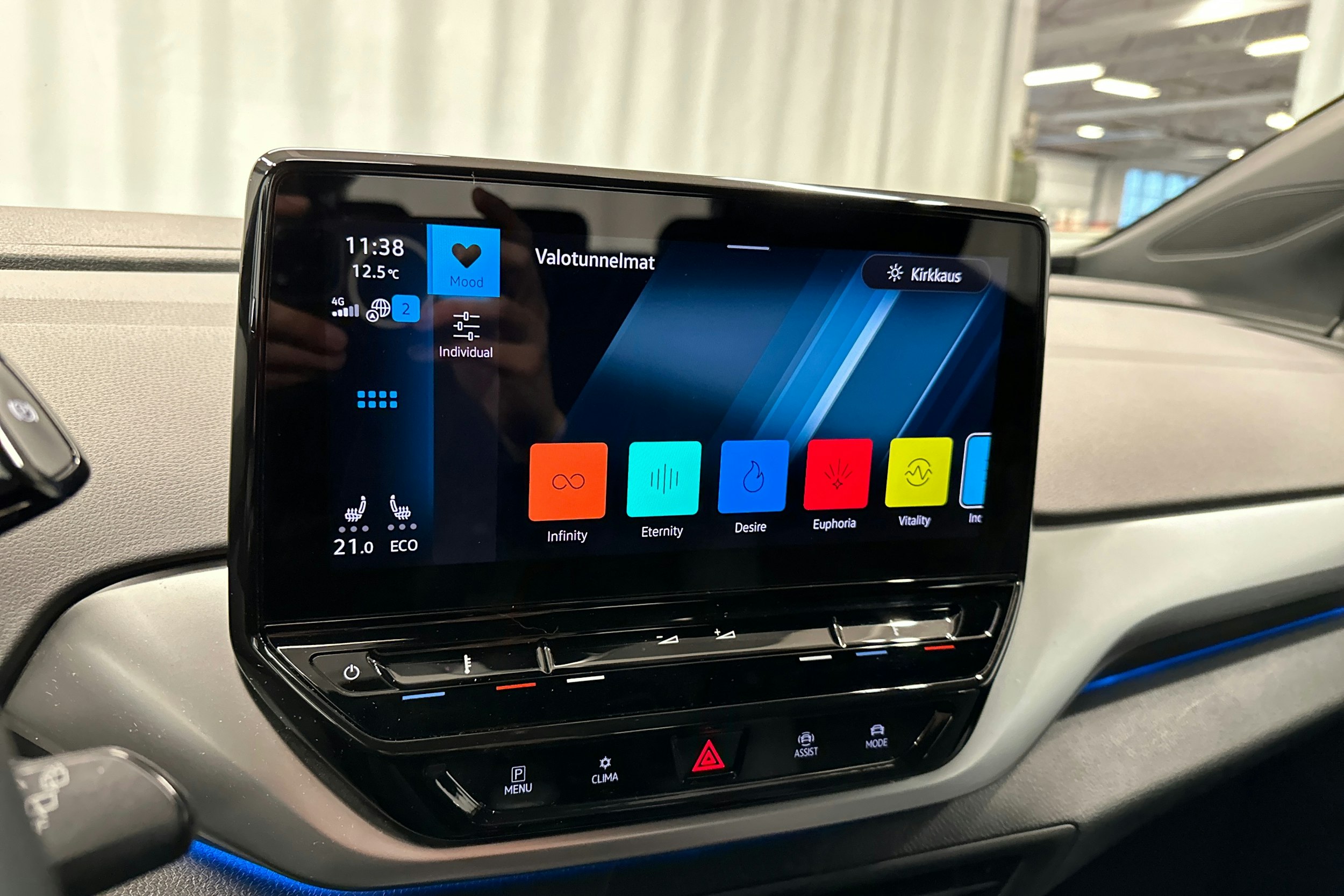 valkoinen Volkswagen ID.4 2022 kuva 24.