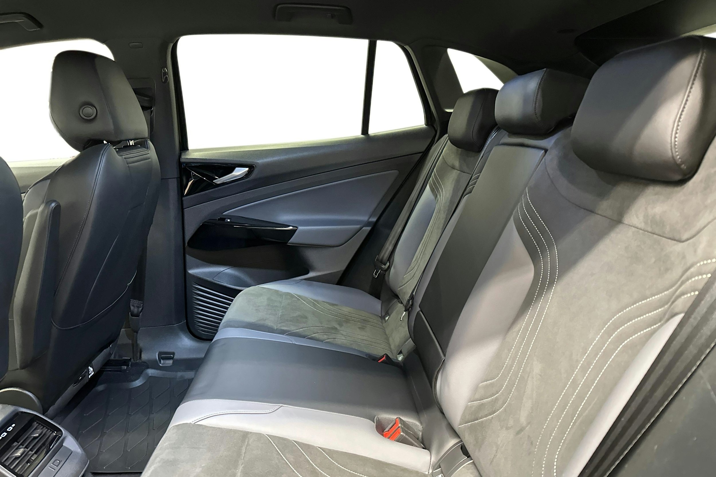 musta Volkswagen ID.4 2022 kuva 10.