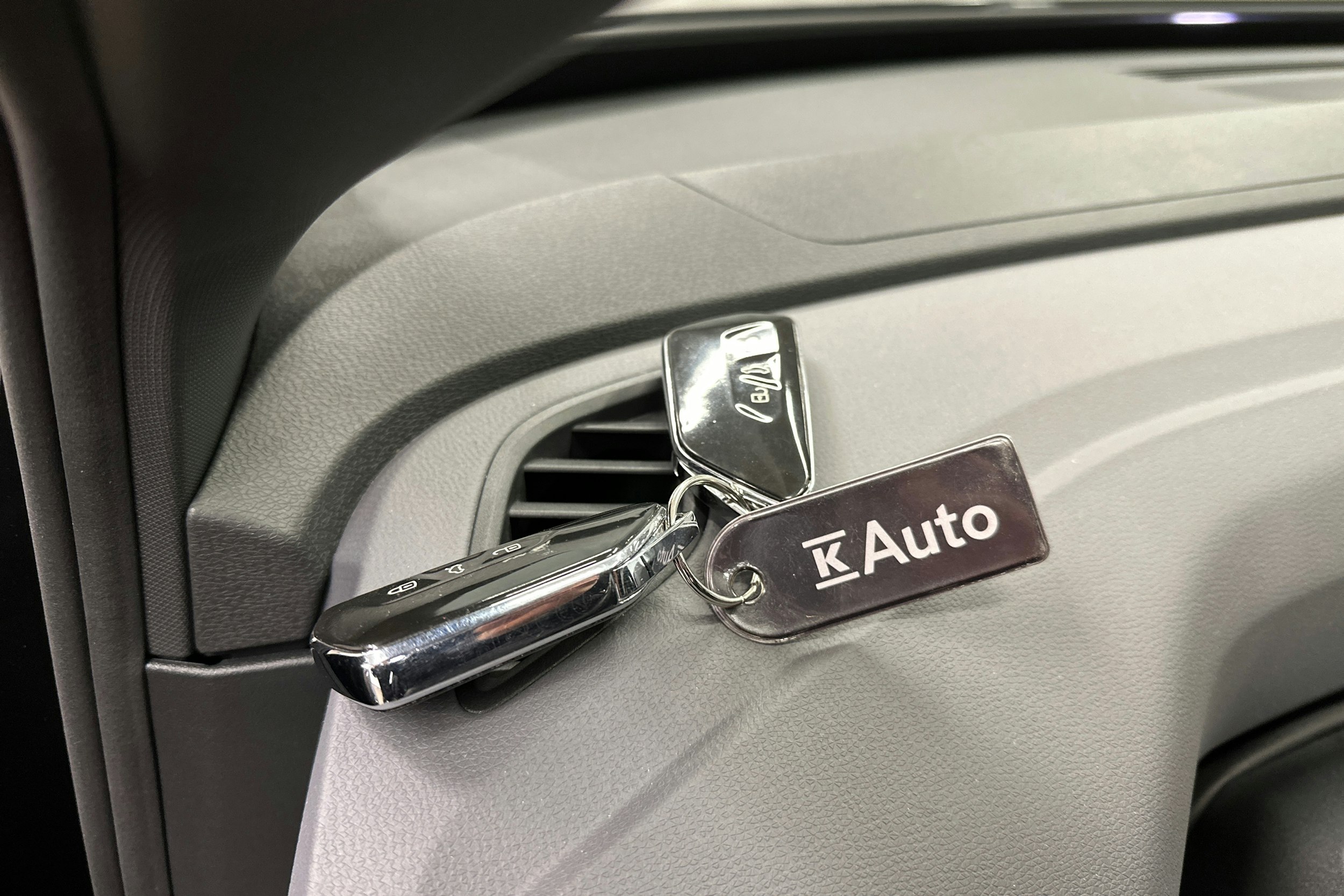 musta Volkswagen ID.4 2022 kuva 28.