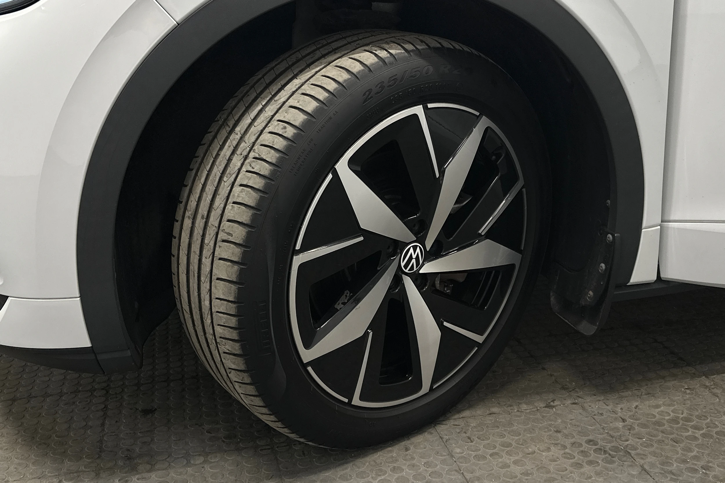 valkoinen Volkswagen ID.4 2022 kuva 13.