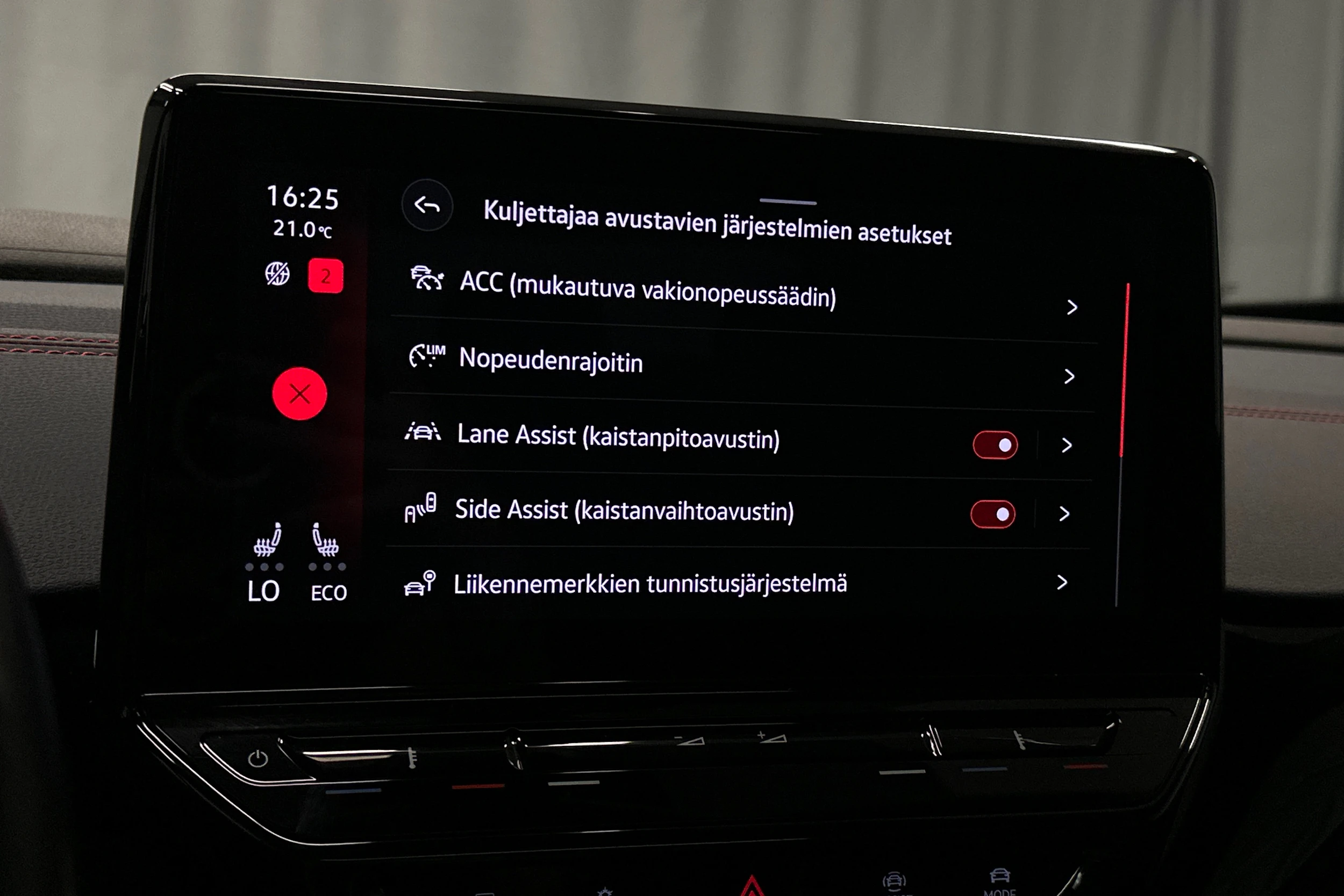 valkoinen Volkswagen ID.4 2022 kuva 27.