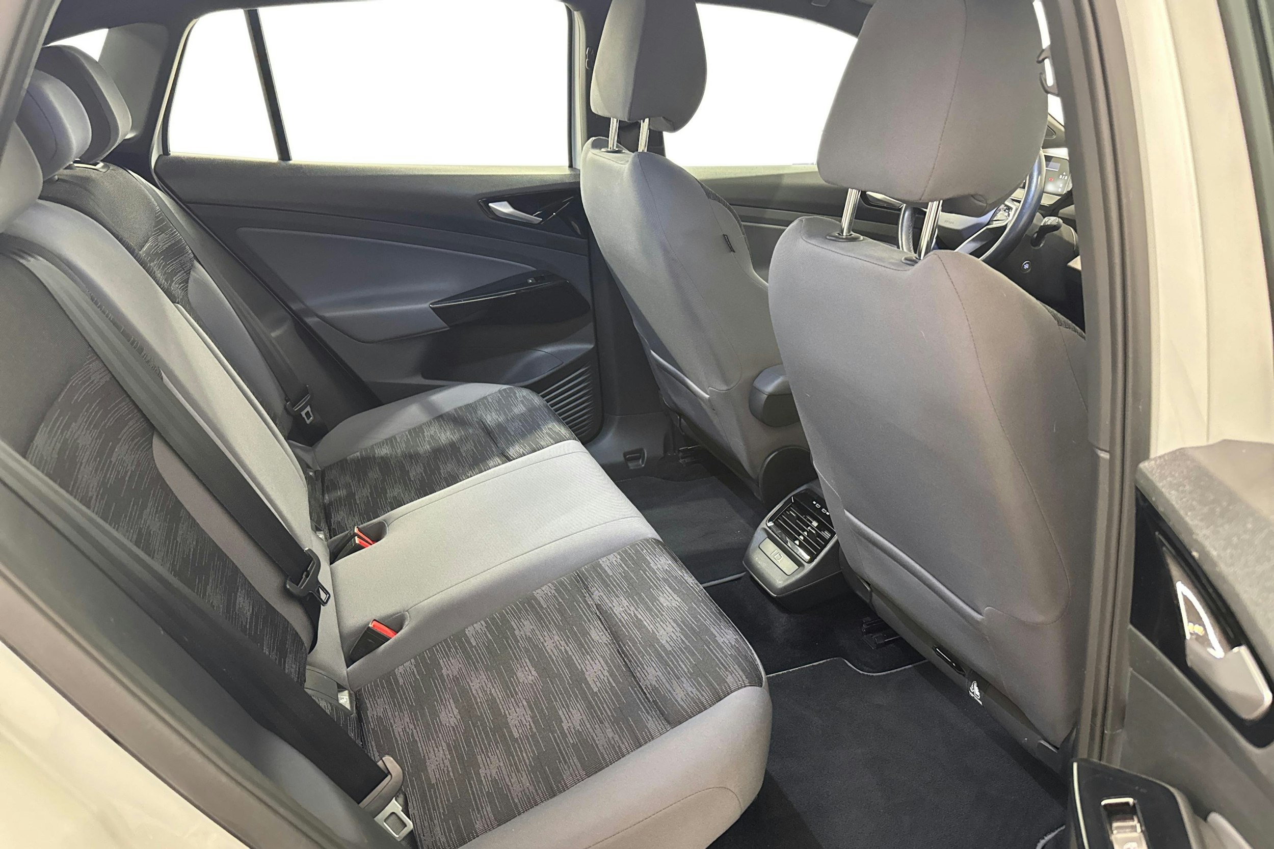 valkoinen Volkswagen ID.4 2022 kuva 10.