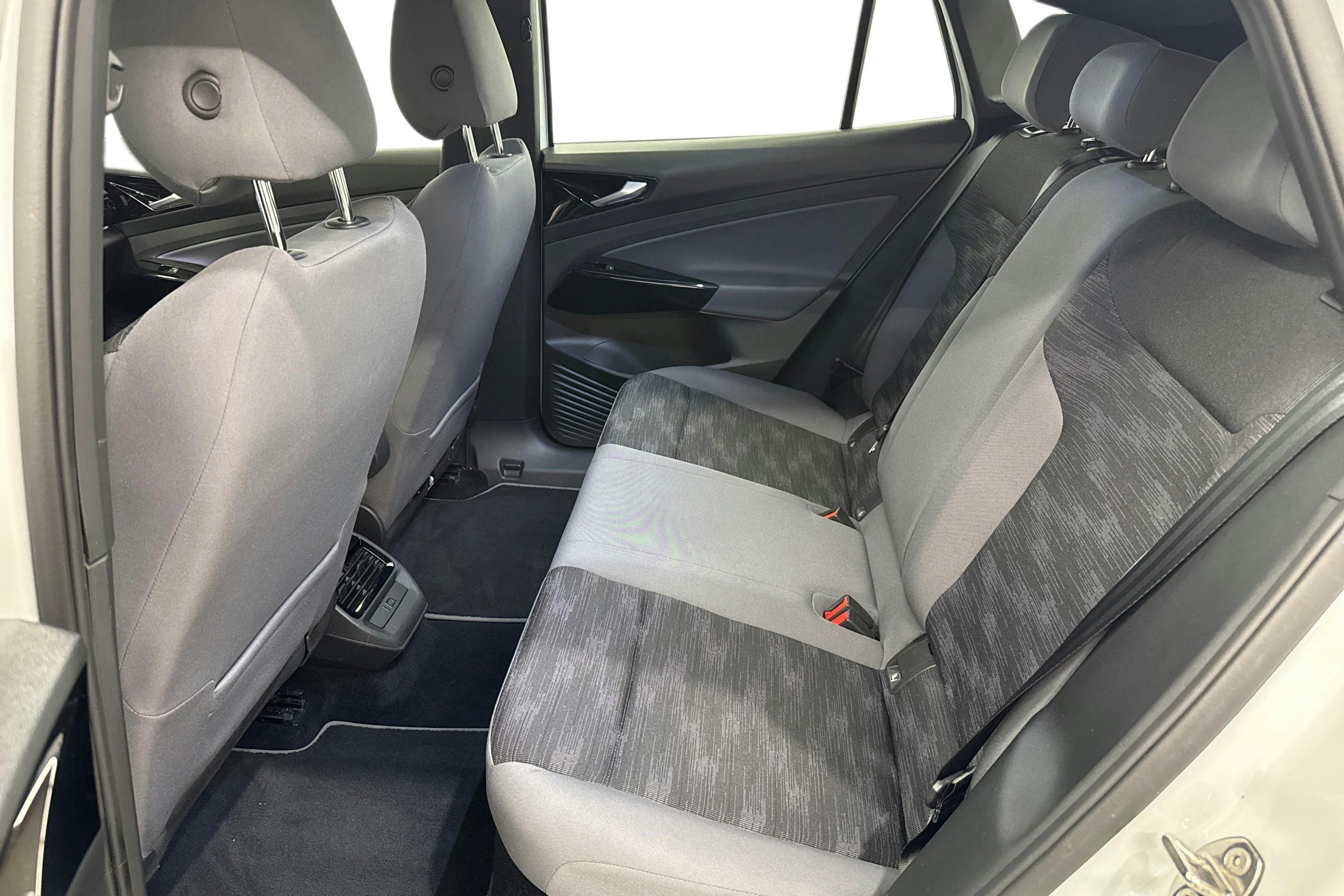 valkoinen Volkswagen ID.4 2022 kuva 11.