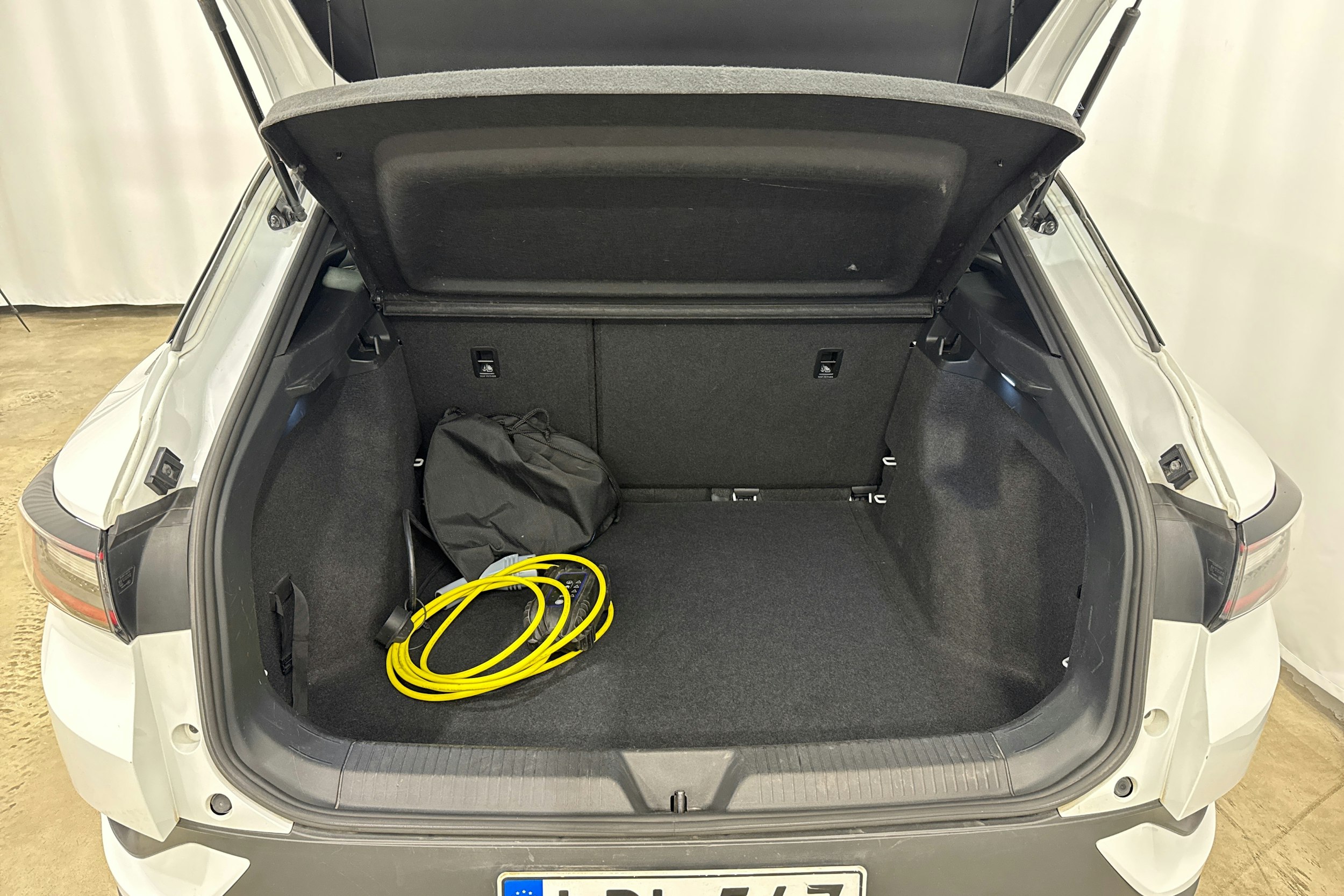 valkoinen Volkswagen ID.4 2022 kuva 13.