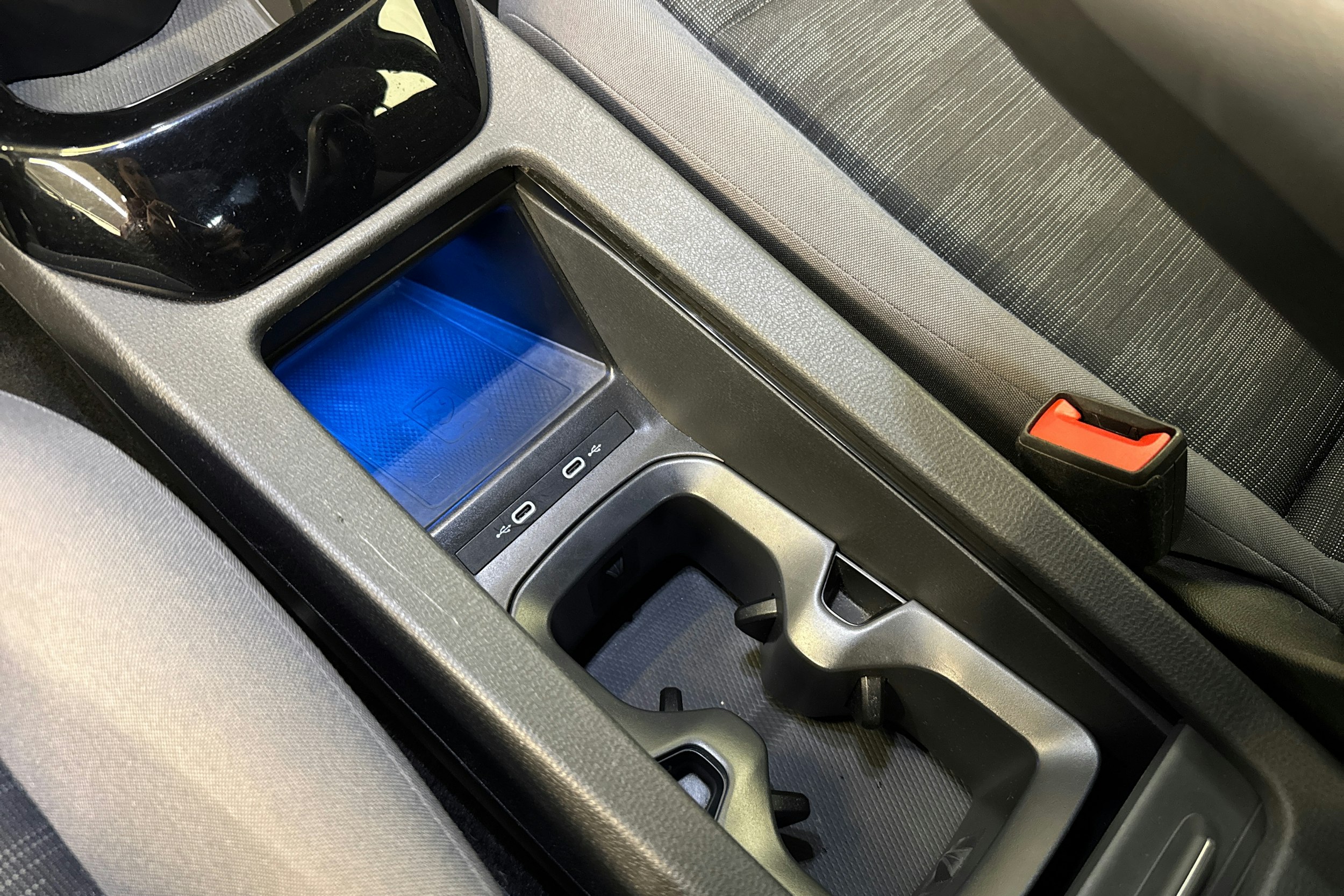 valkoinen Volkswagen ID.4 2022 kuva 17.