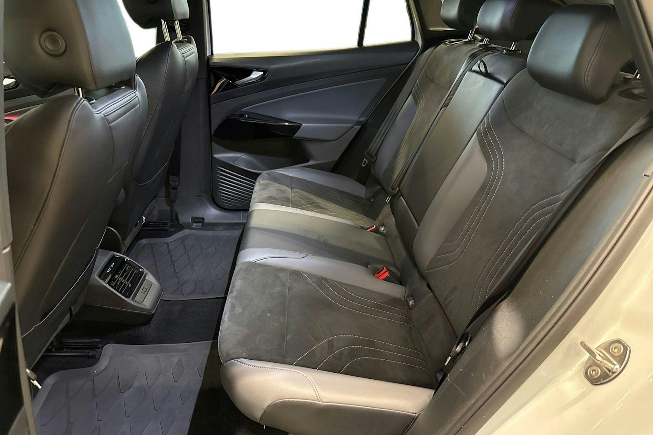 valkoinen Volkswagen ID.4 2023 kuva 10.