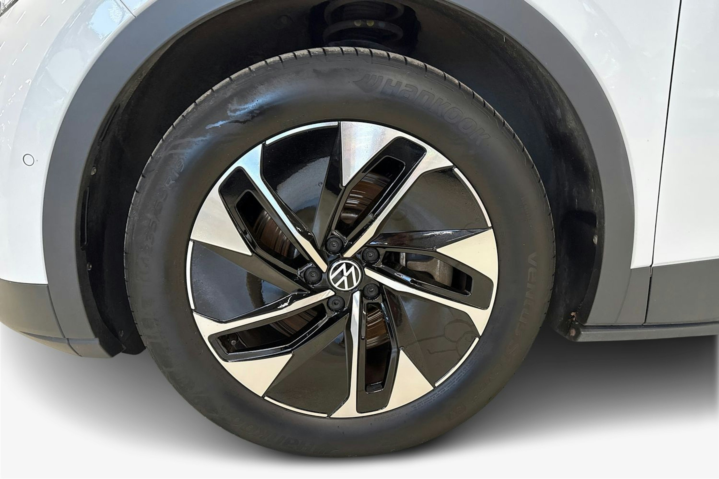 valkoinen Volkswagen ID.4 2023 kuva 11.