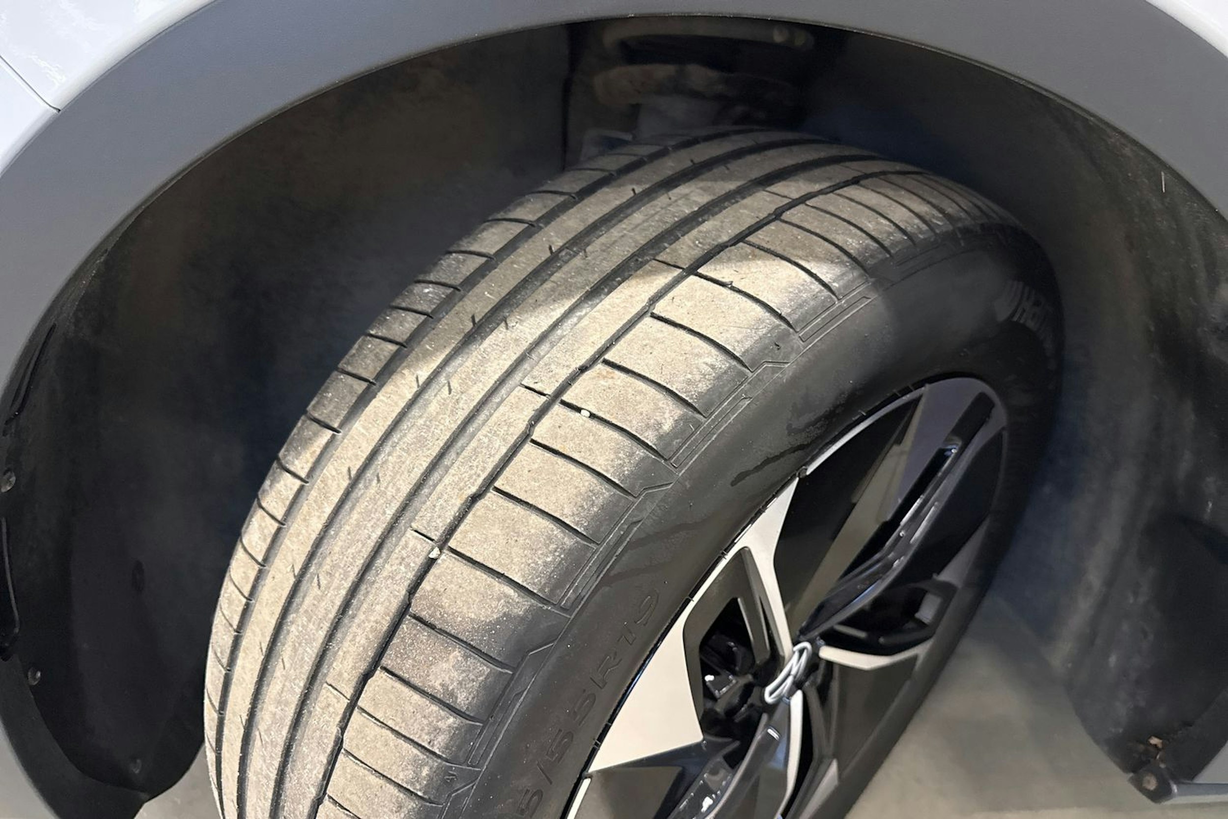 valkoinen Volkswagen ID.4 2023 kuva 13.