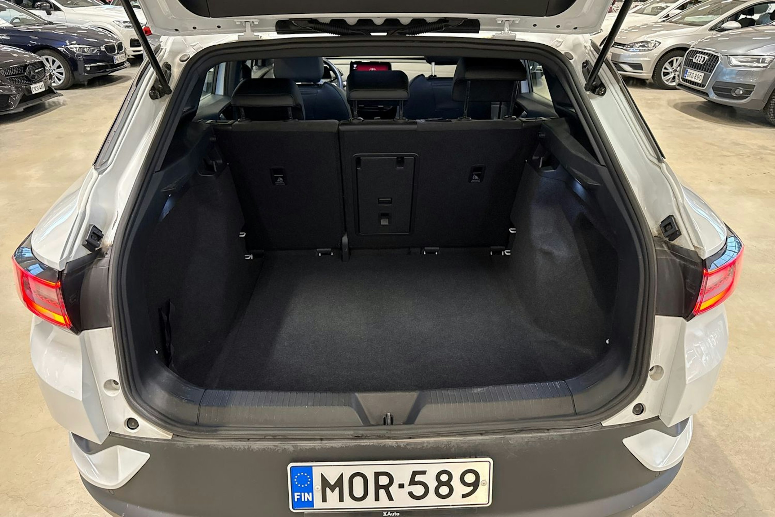 valkoinen Volkswagen ID.4 2023 kuva 14.