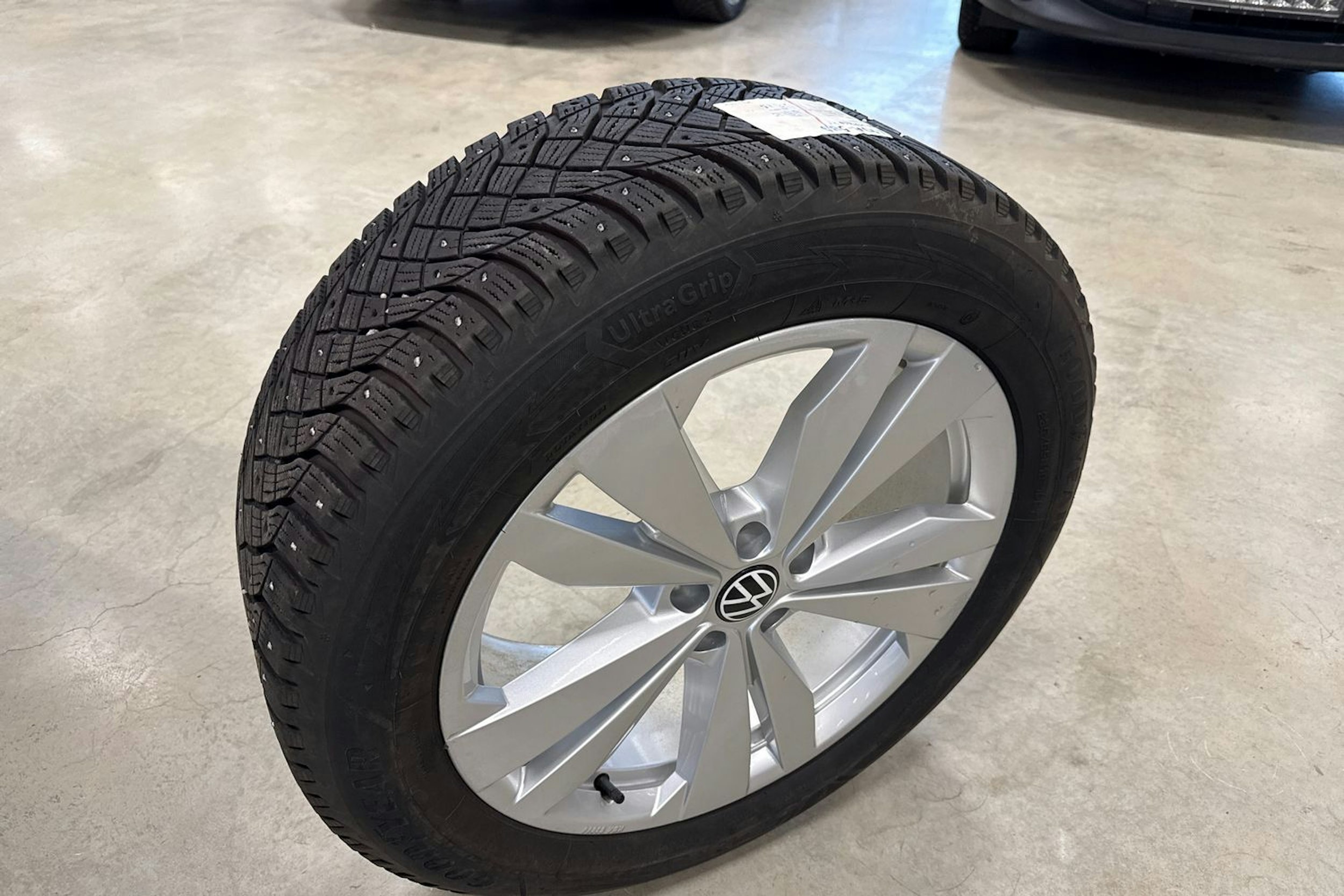 valkoinen Volkswagen ID.4 2023 kuva 16.