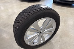 valkoinen Volkswagen ID.4 2023 kuva 16.