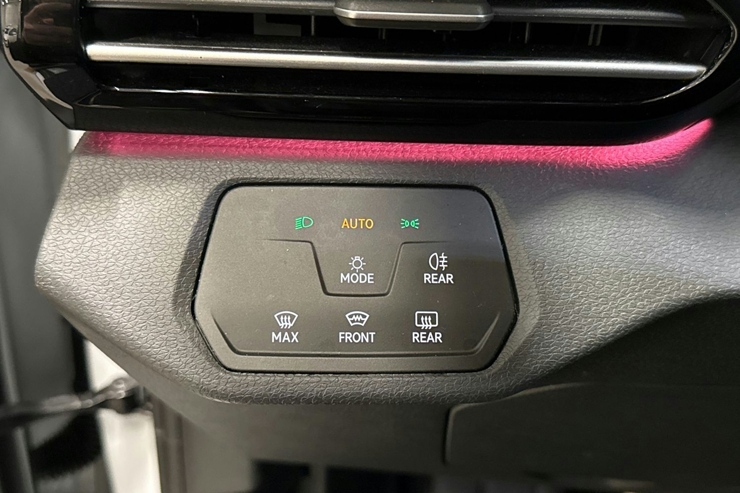 valkoinen Volkswagen ID.4 2023 kuva 22.