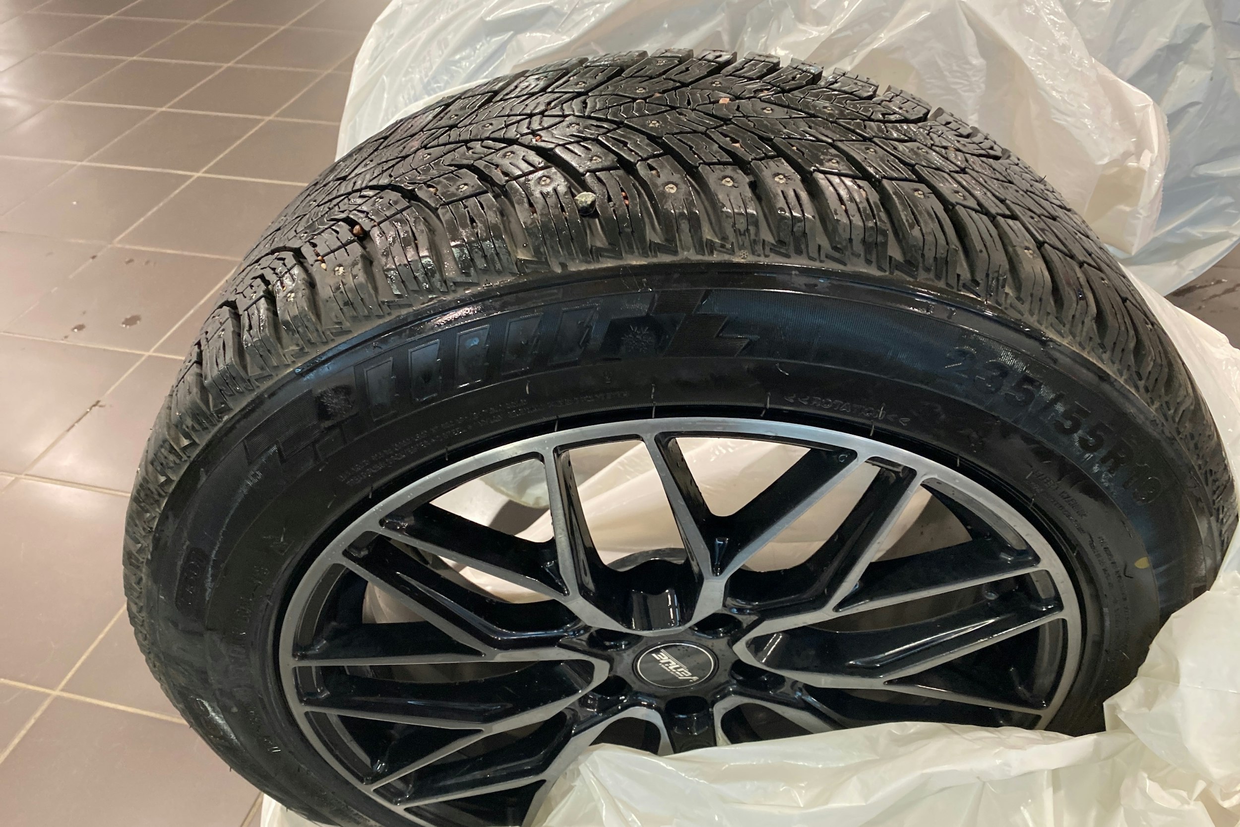 punainen Volkswagen ID.4 2022 kuva 14.
